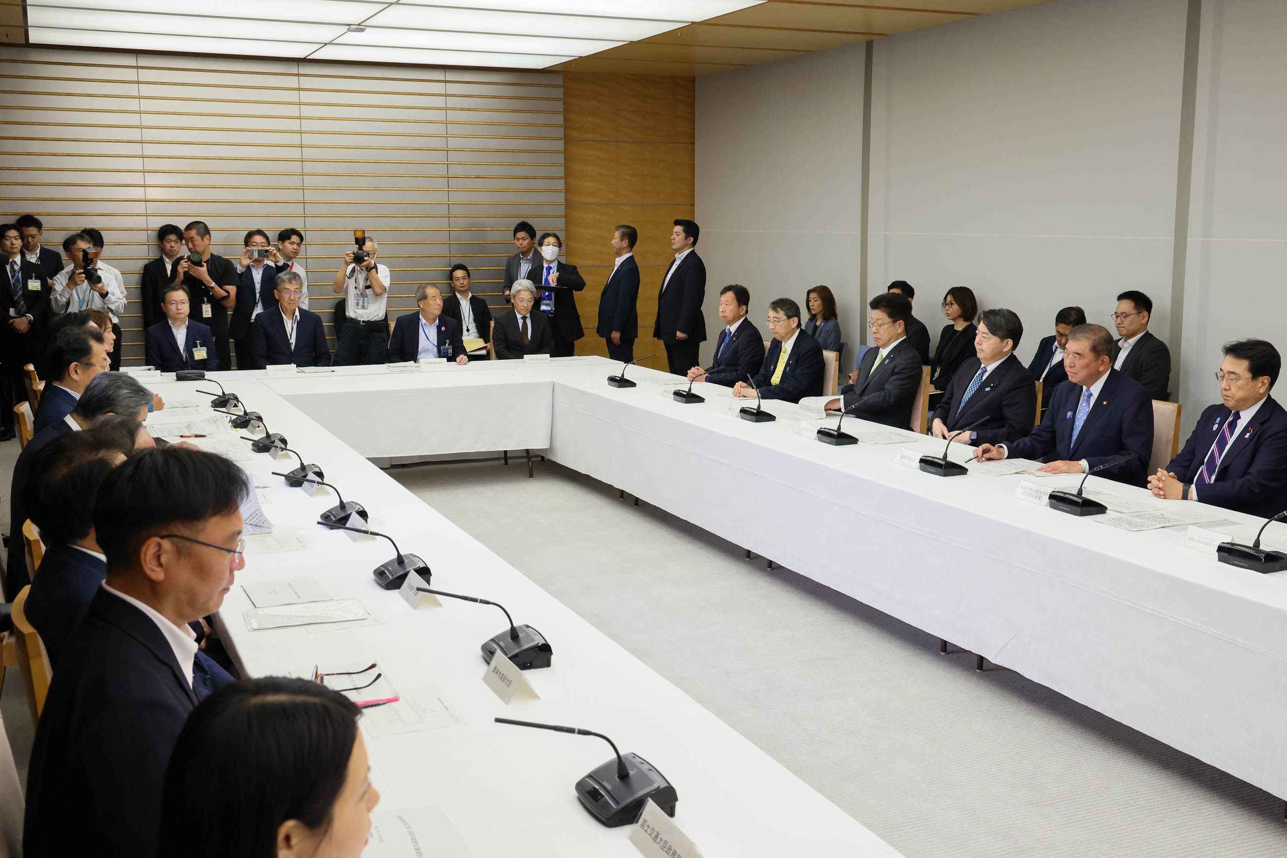 会議に臨む石破総理３