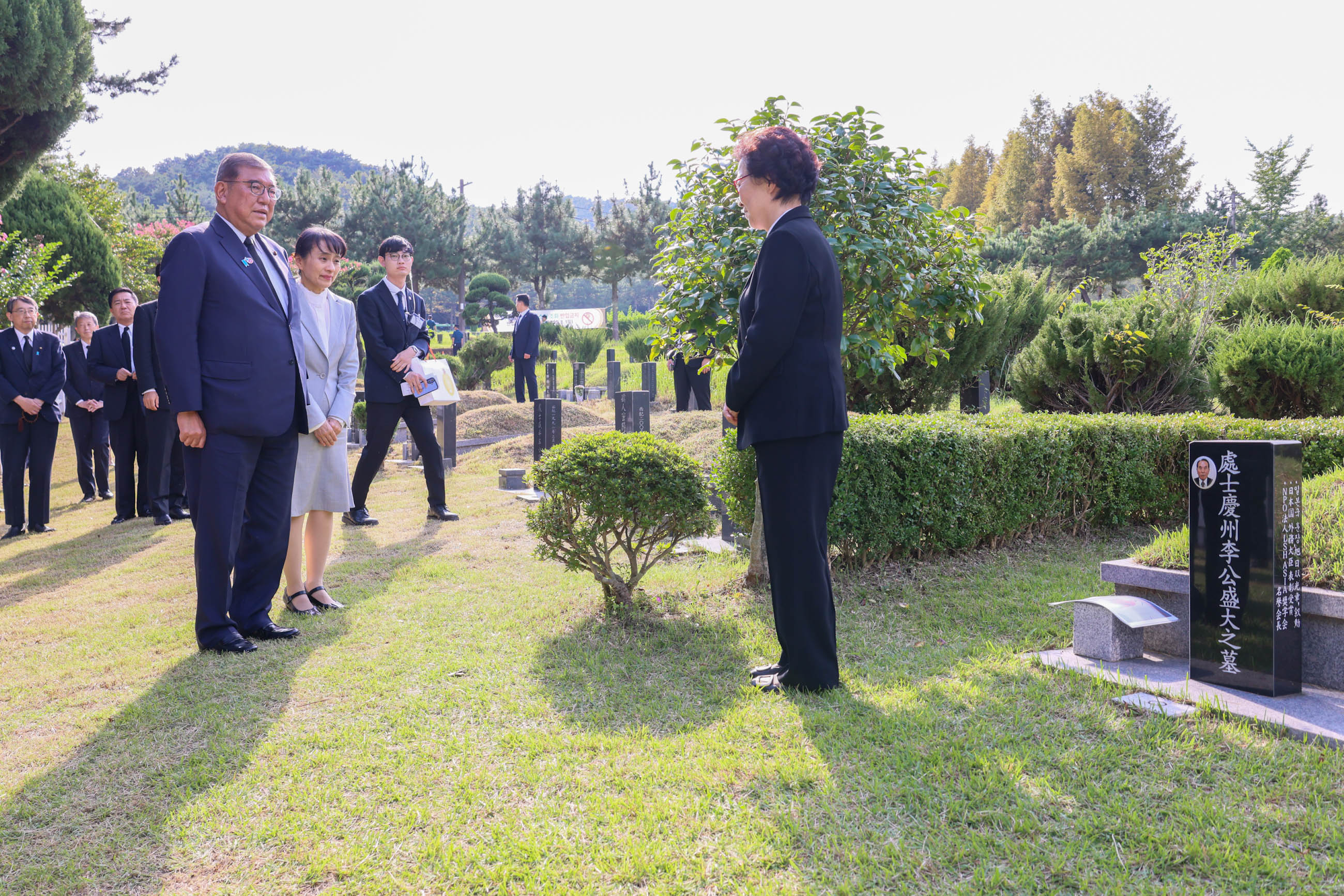 李秀賢氏の墓所に献花をする石破総理１
