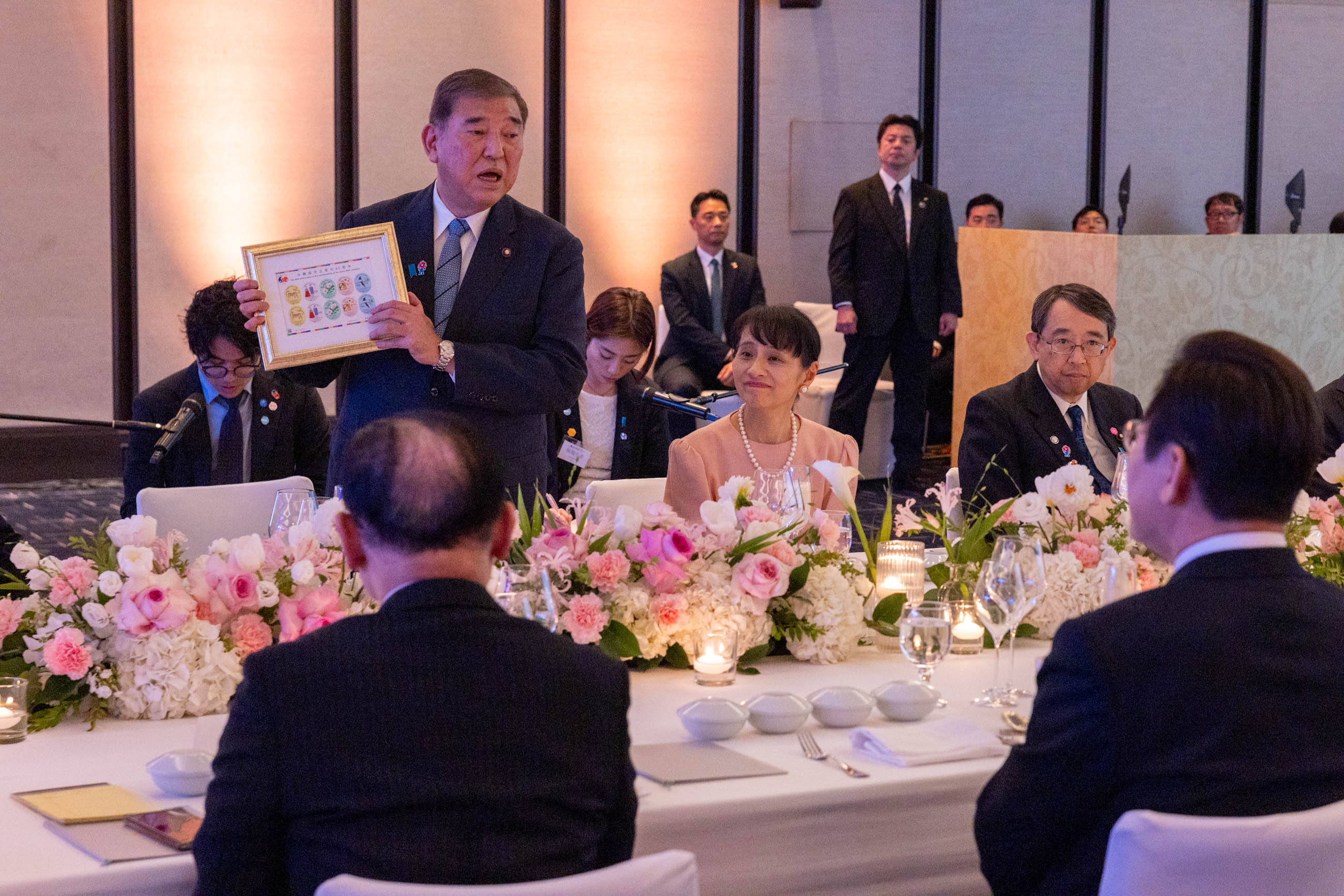 夕食会に出席する石破総理３
