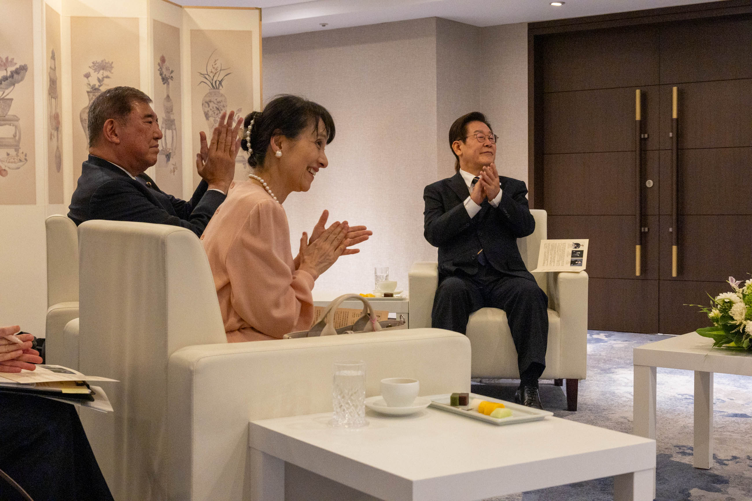 懇談する両首脳２