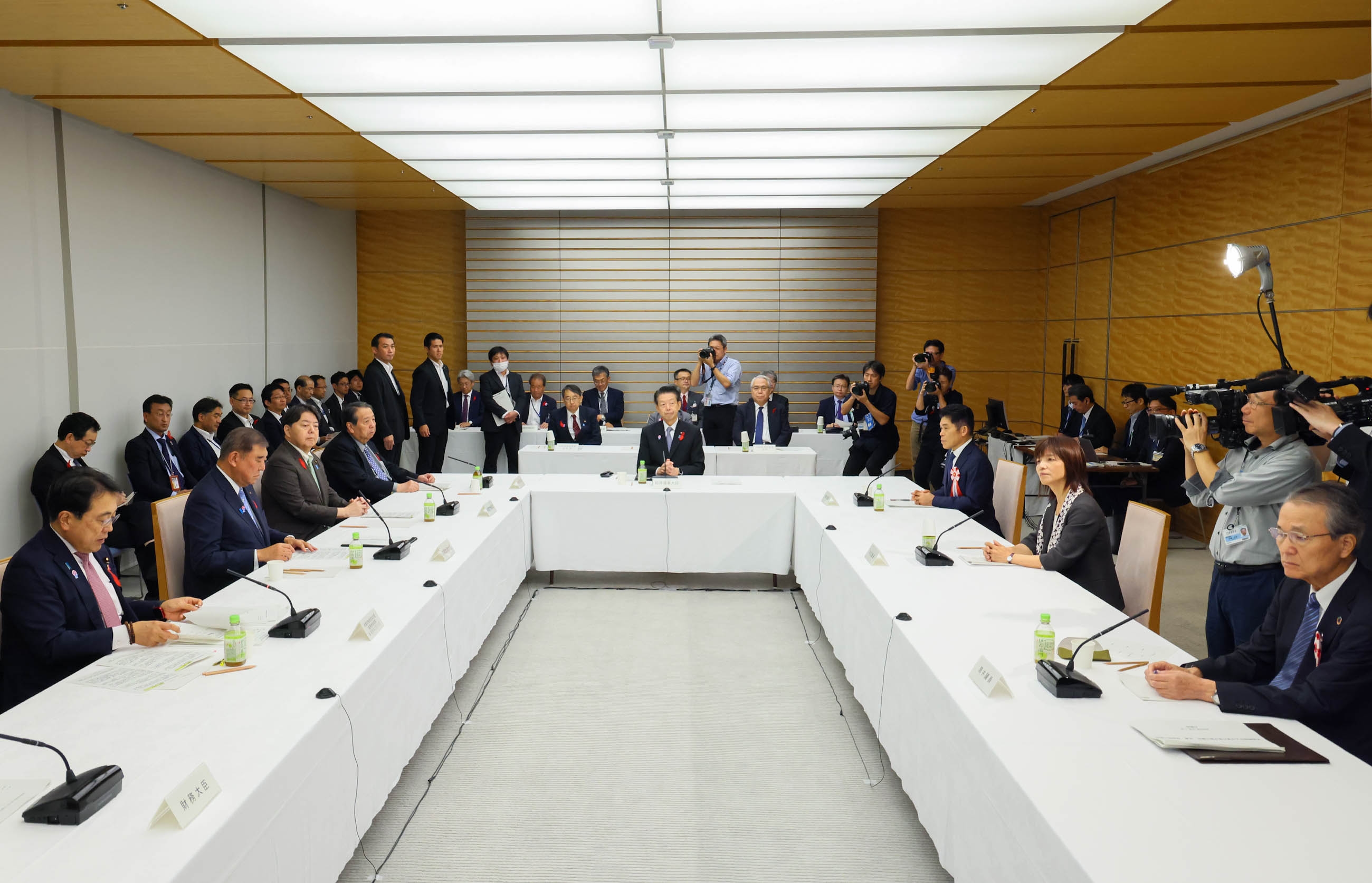 会議のまとめを行う石破総理２