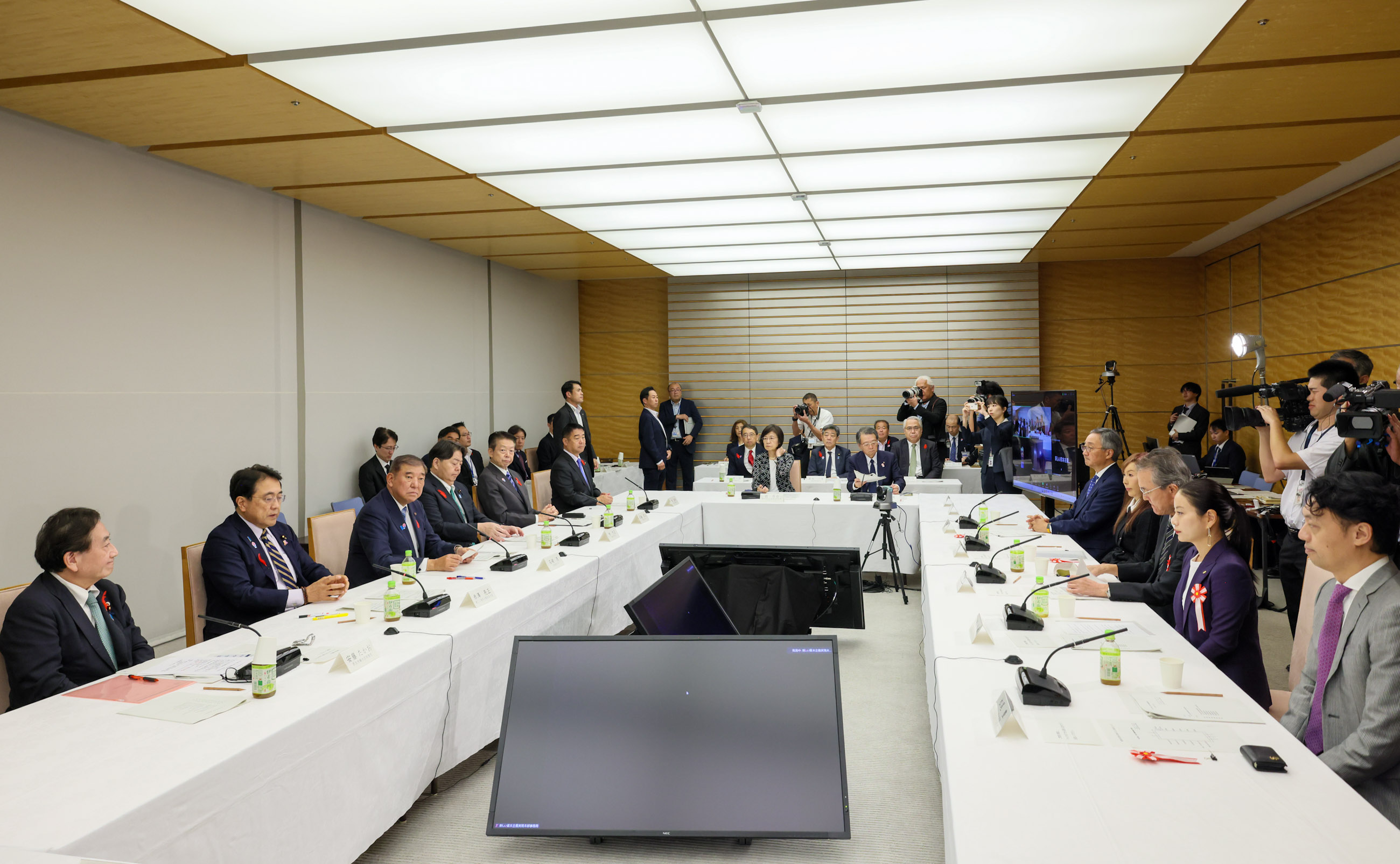 会議のまとめを行う石破総理２