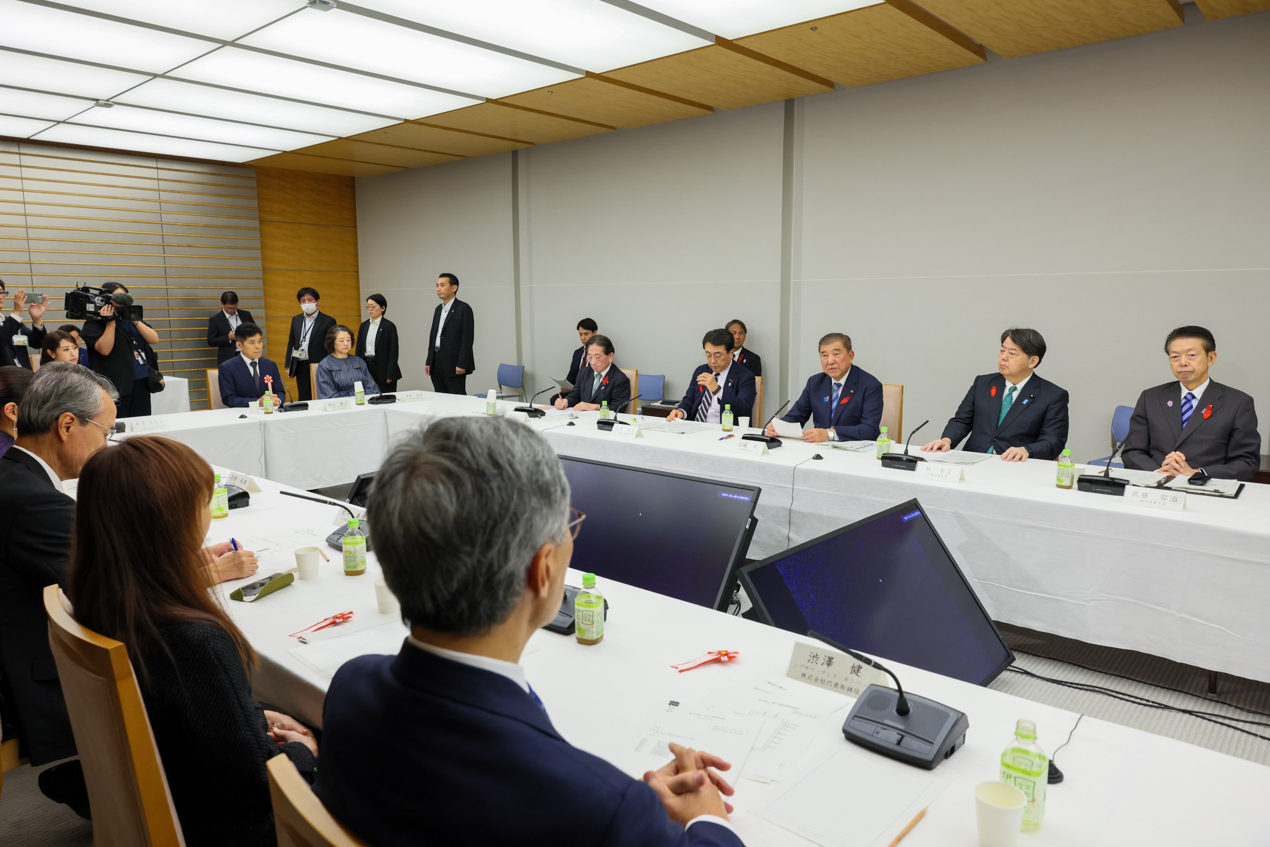 会議のまとめを行う石破総理３