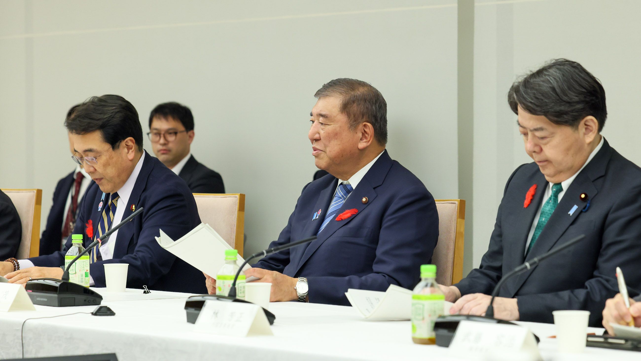 会議のまとめを行う石破総理４
