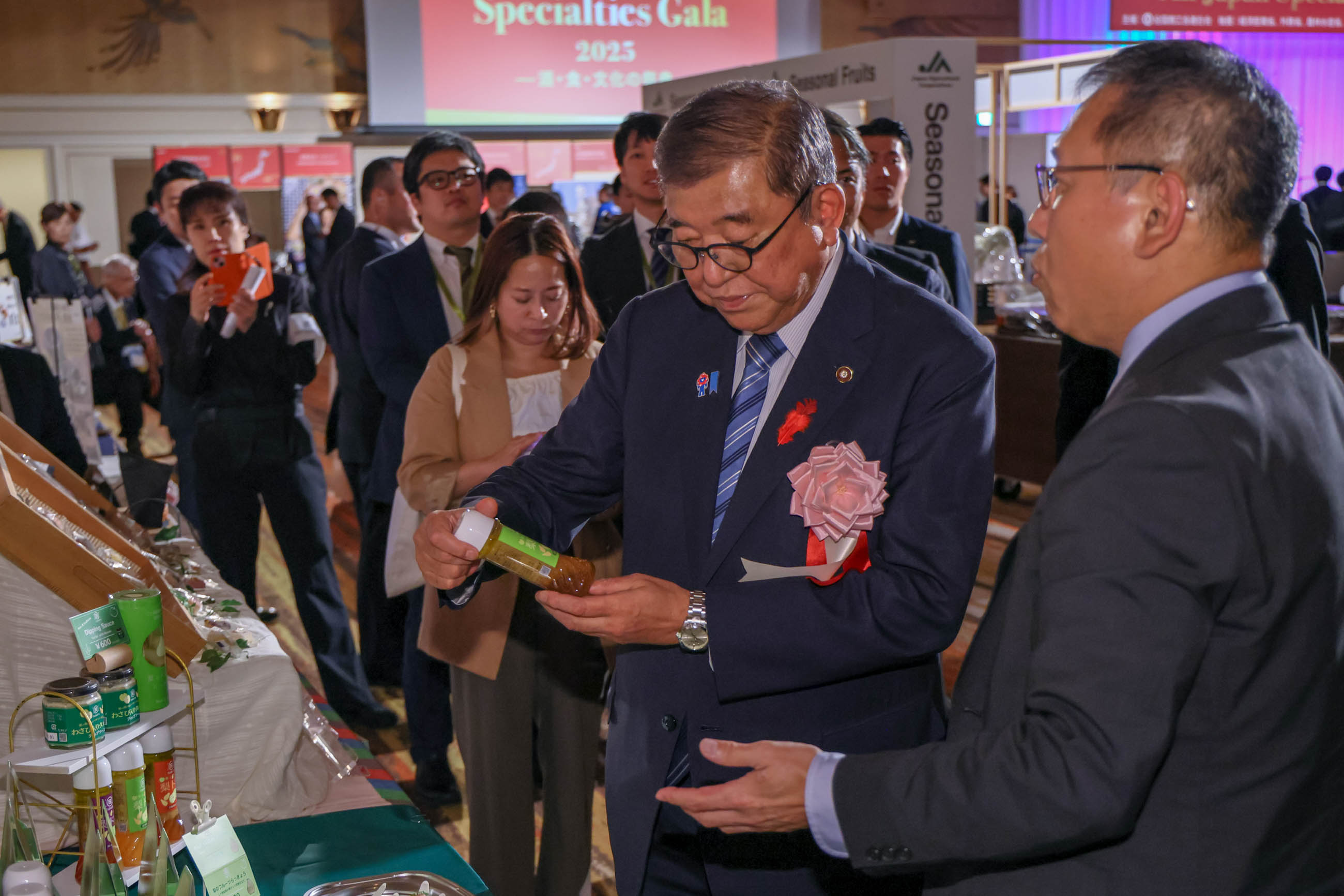 視察する石破総理１