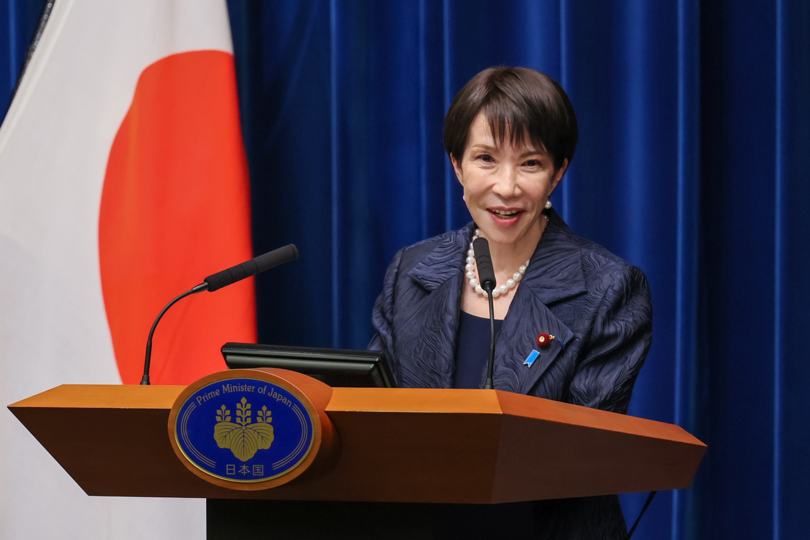 記者の質問に答える高市総理６