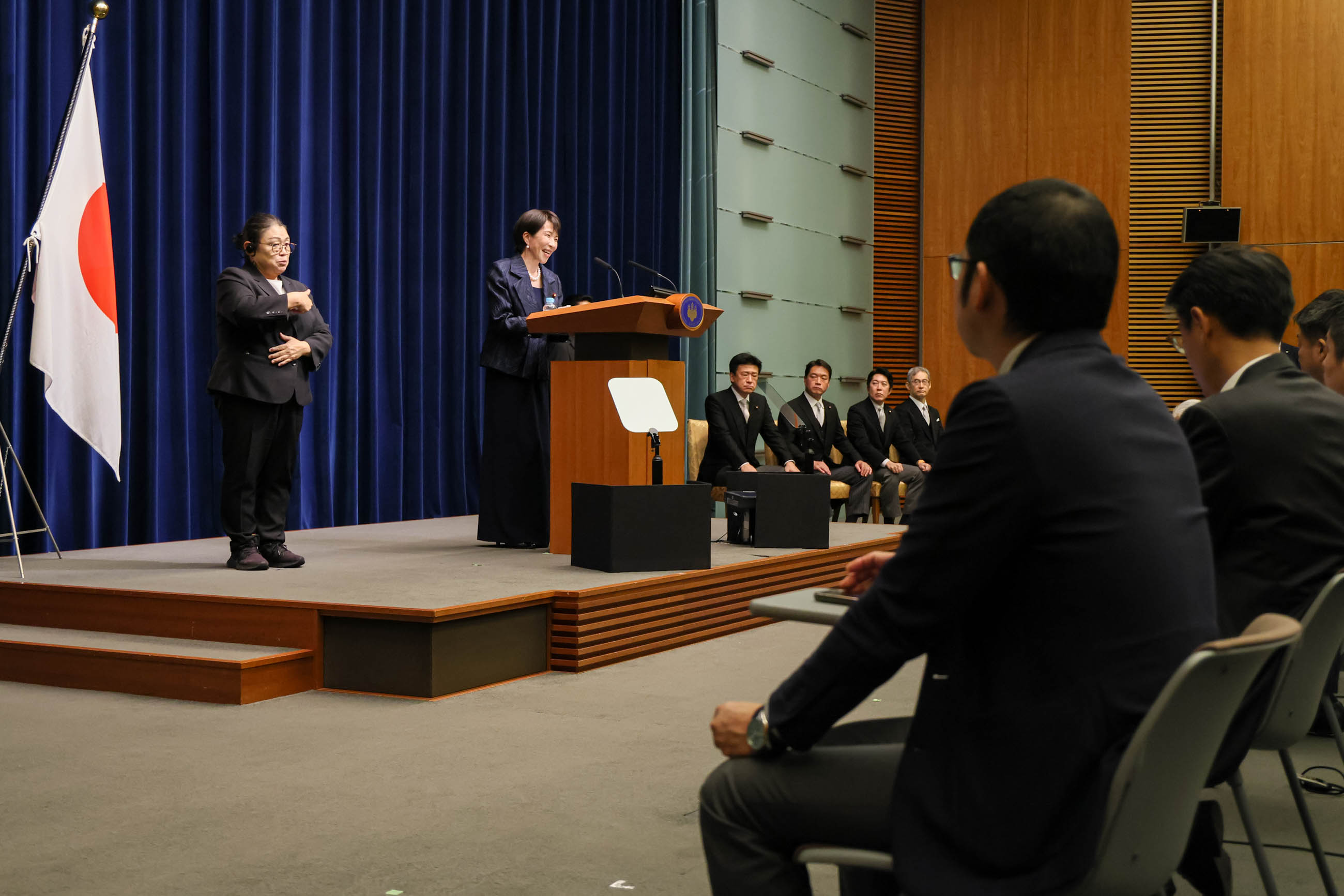記者の質問に答える高市総理２