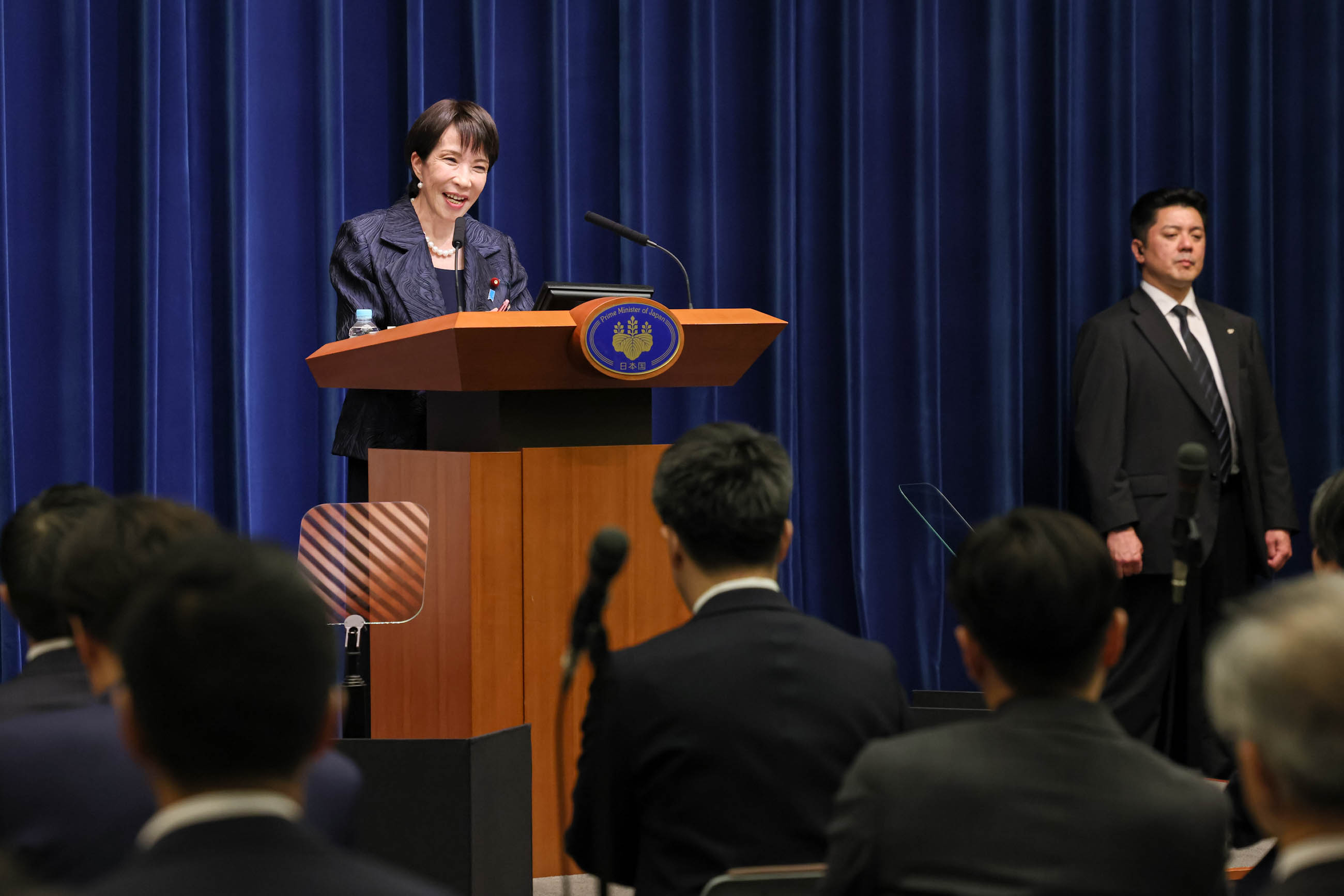 記者の質問に答える高市総理４