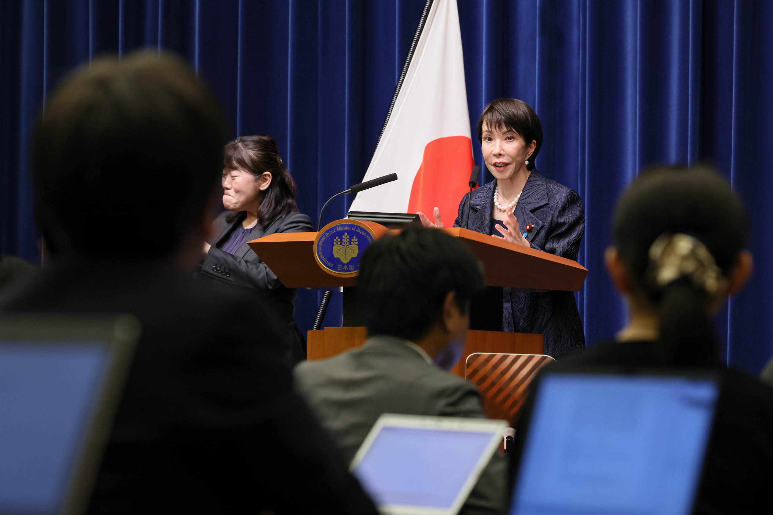 記者の質問に答える高市総理５