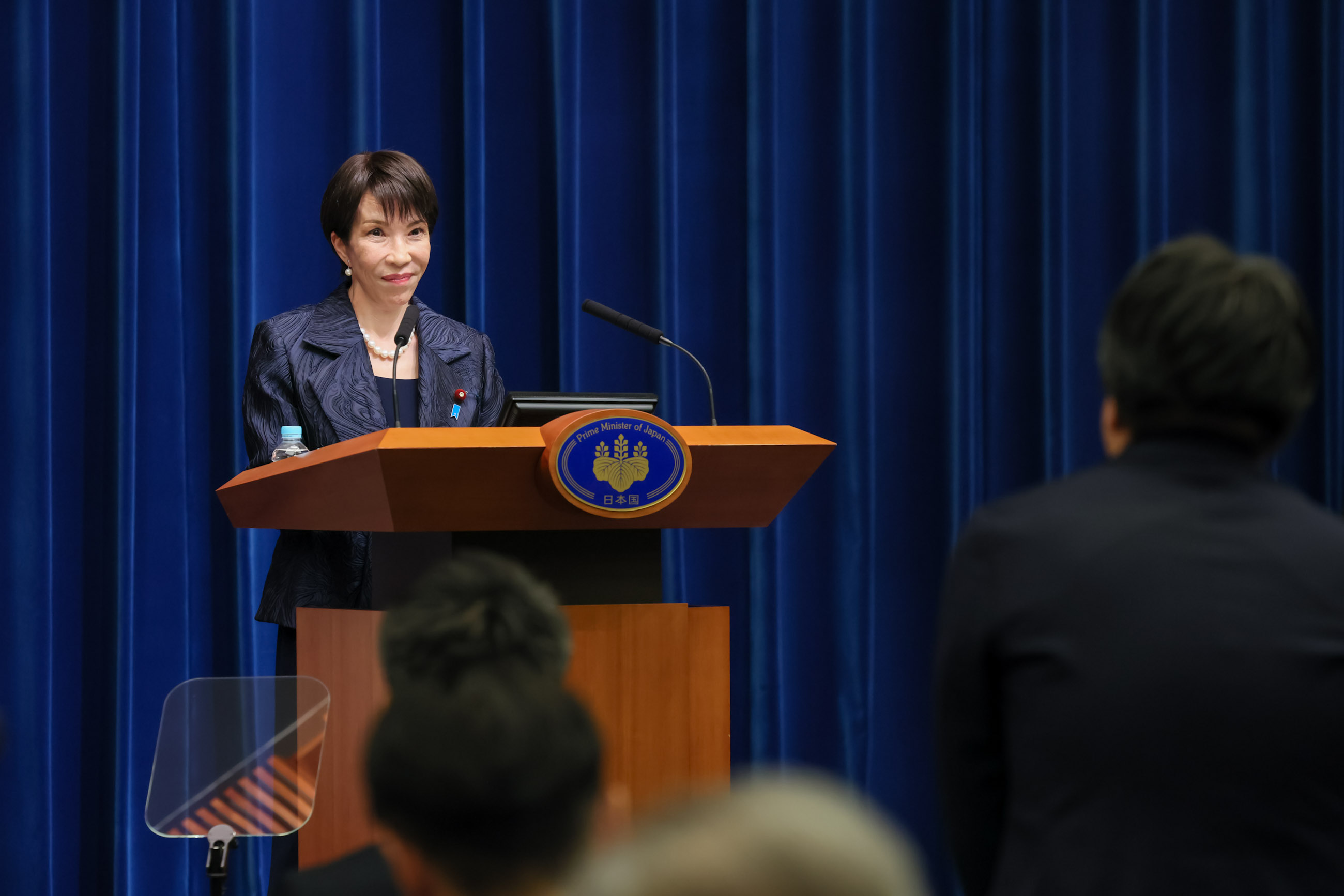記者の質問に答える高市総理７