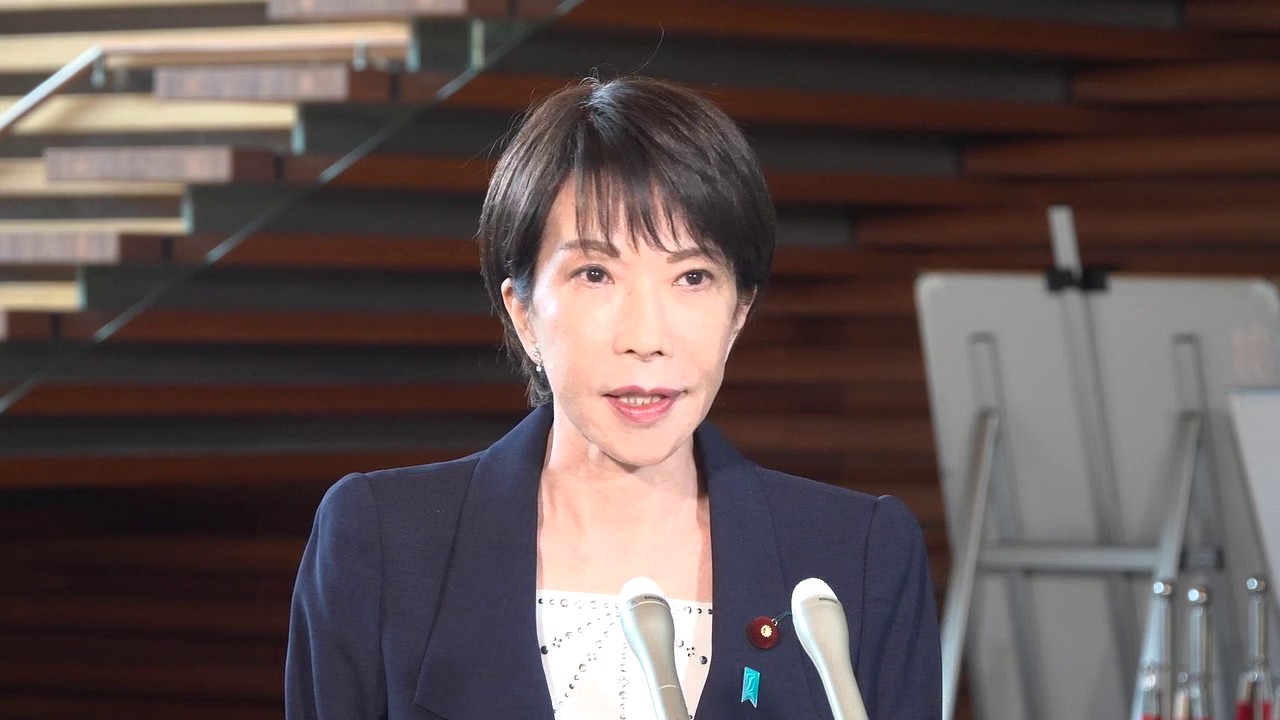 記者の質問に答える高市総理