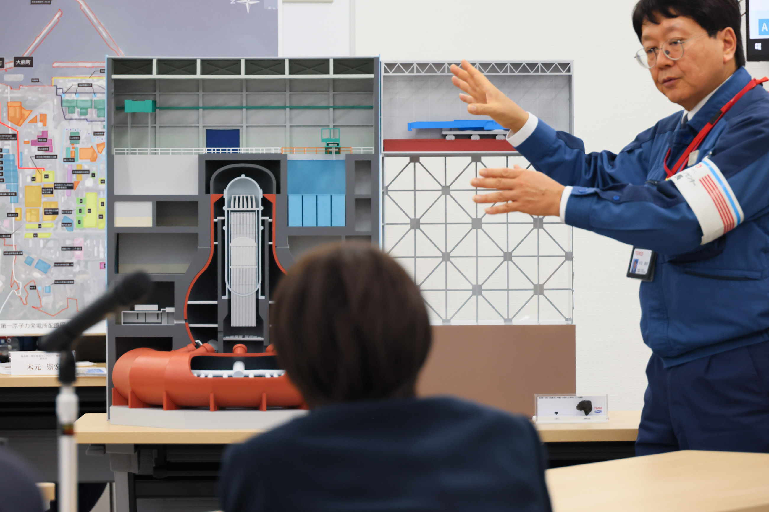 原子力発電所を視察する高市総理３