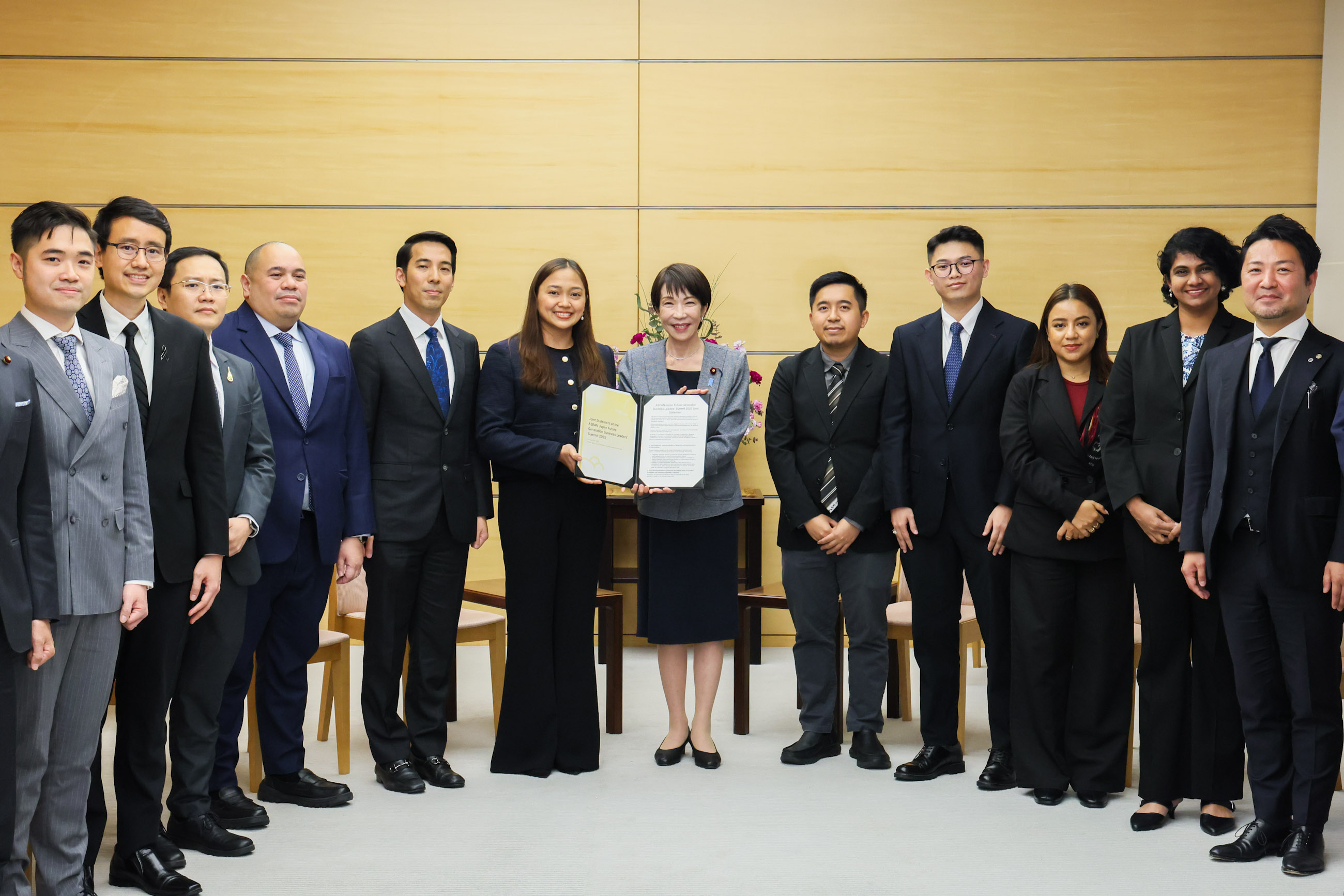 日ＡＳＥＡＮヤング・将来世代ビジネスリーダーズサミット２０２５による提言手交