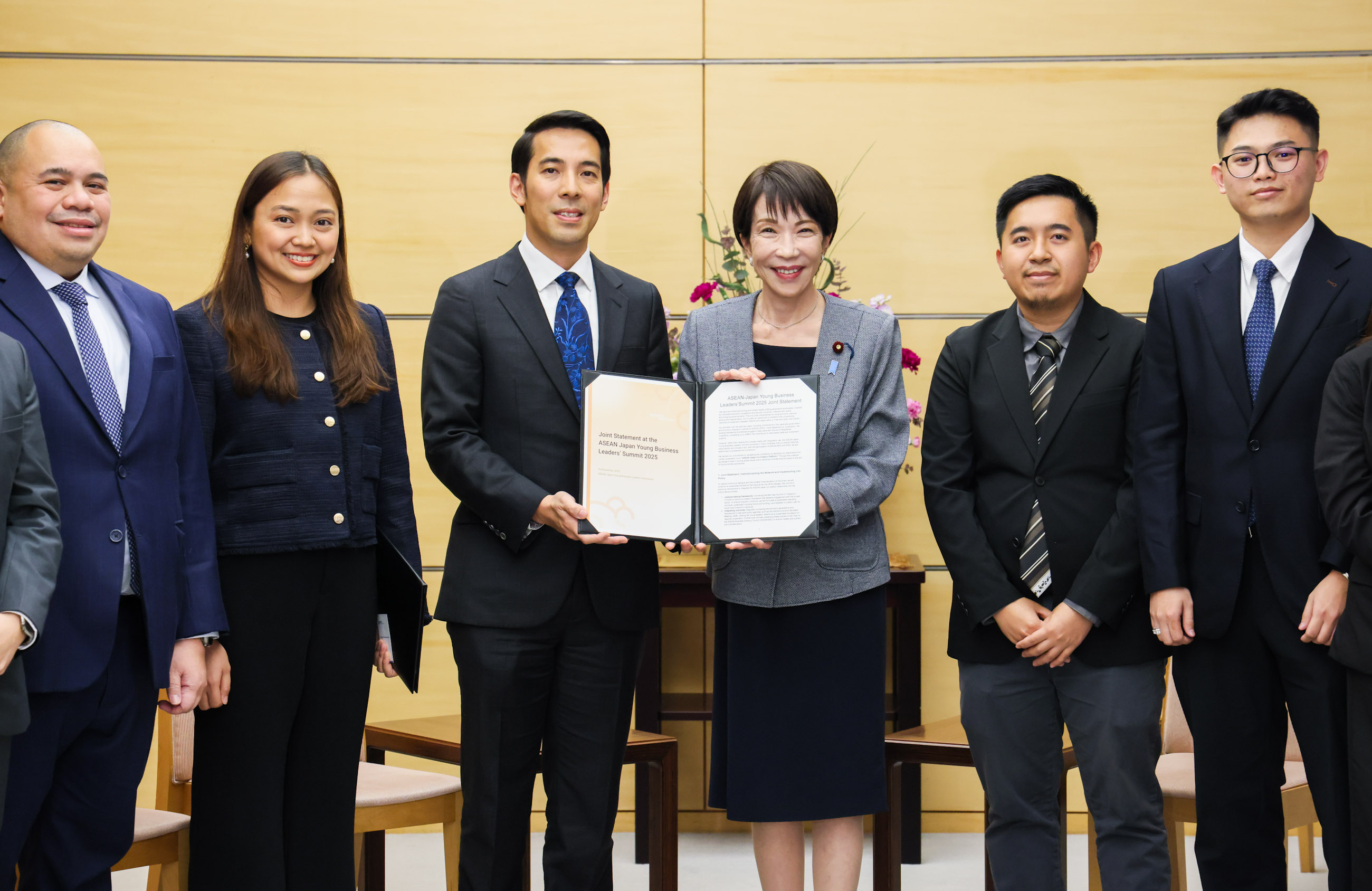 提言を受け取る高市総理４