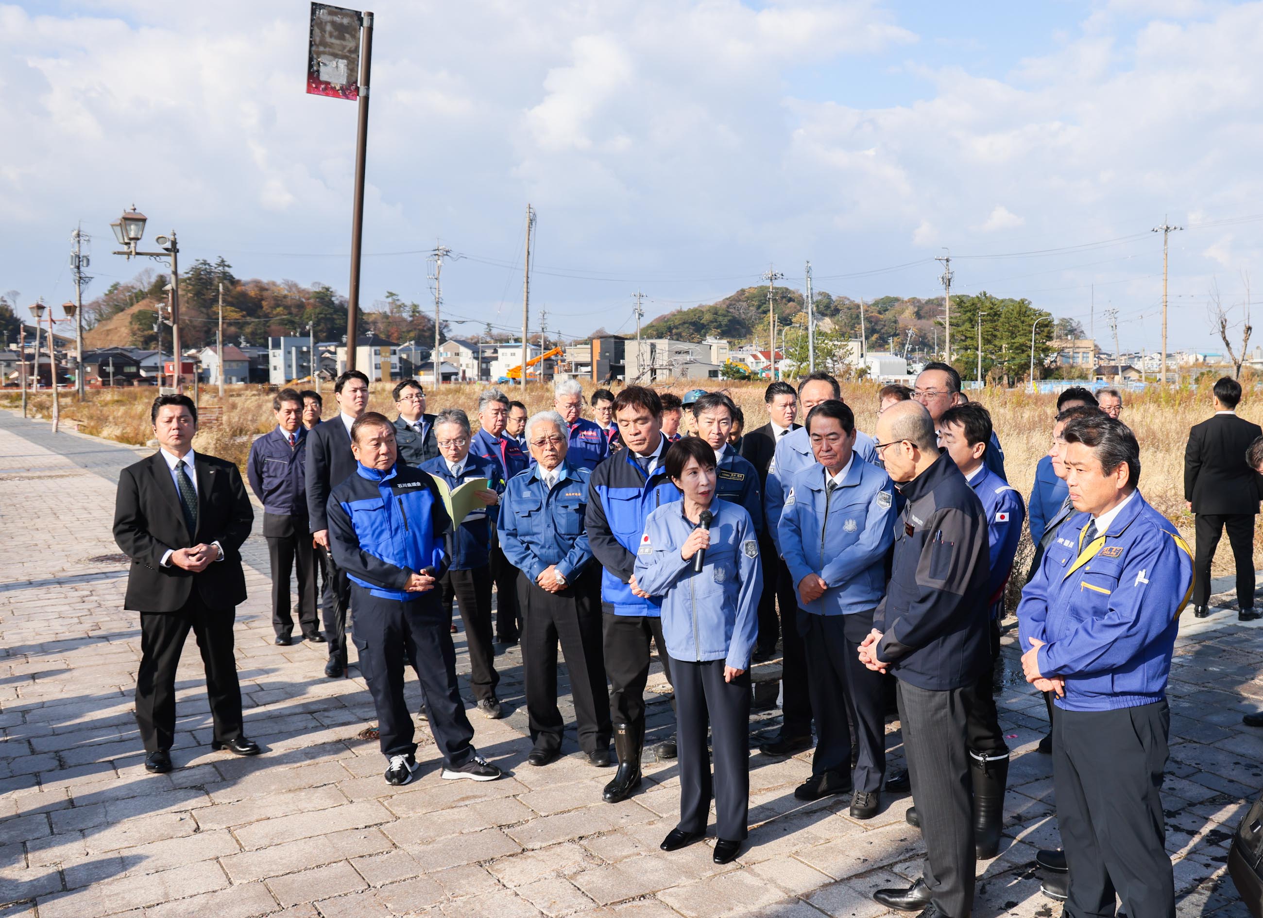 朝市の地震火災現場を視察する高市総理２