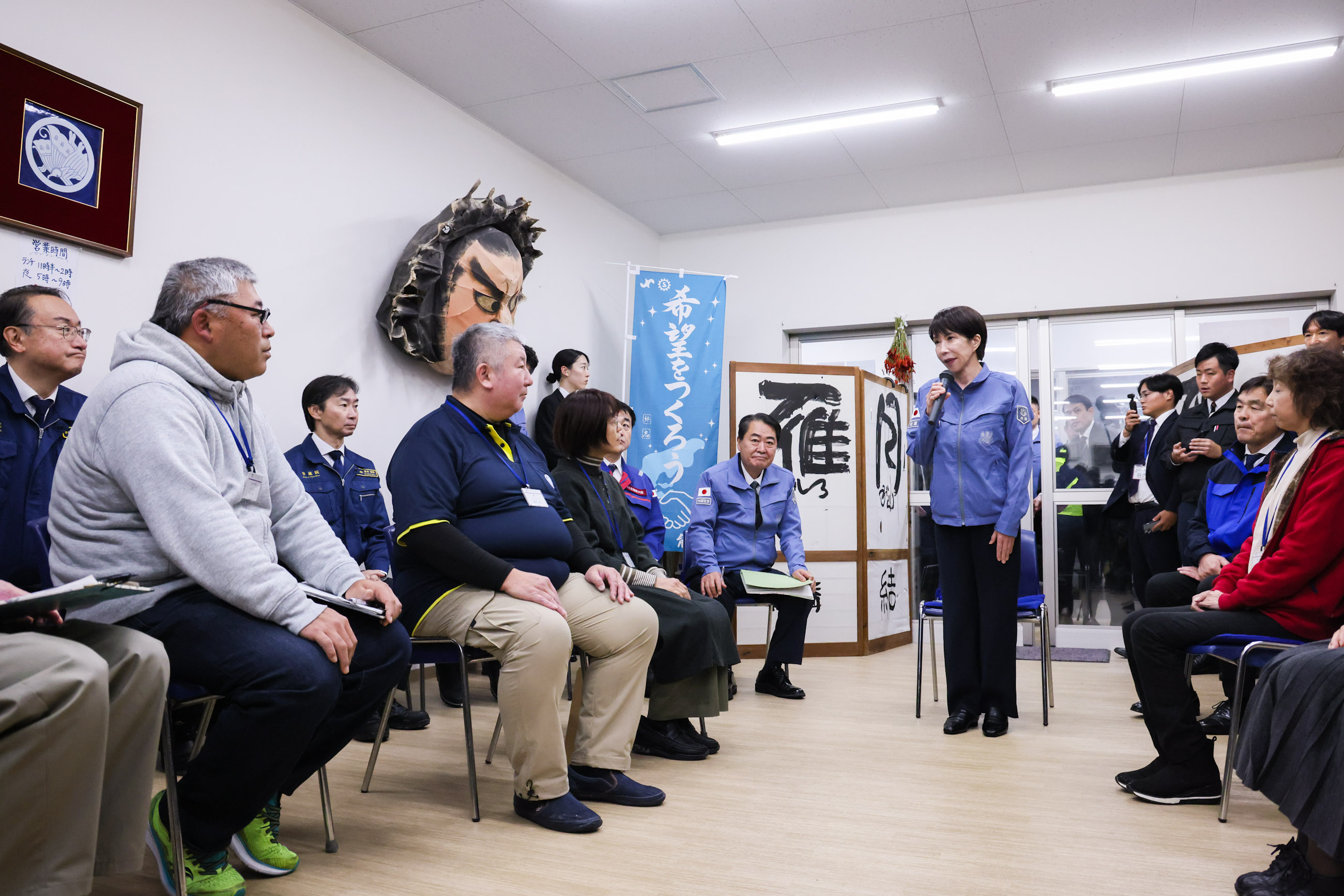 あなみずスマイルマルシェを訪問する高市総理４