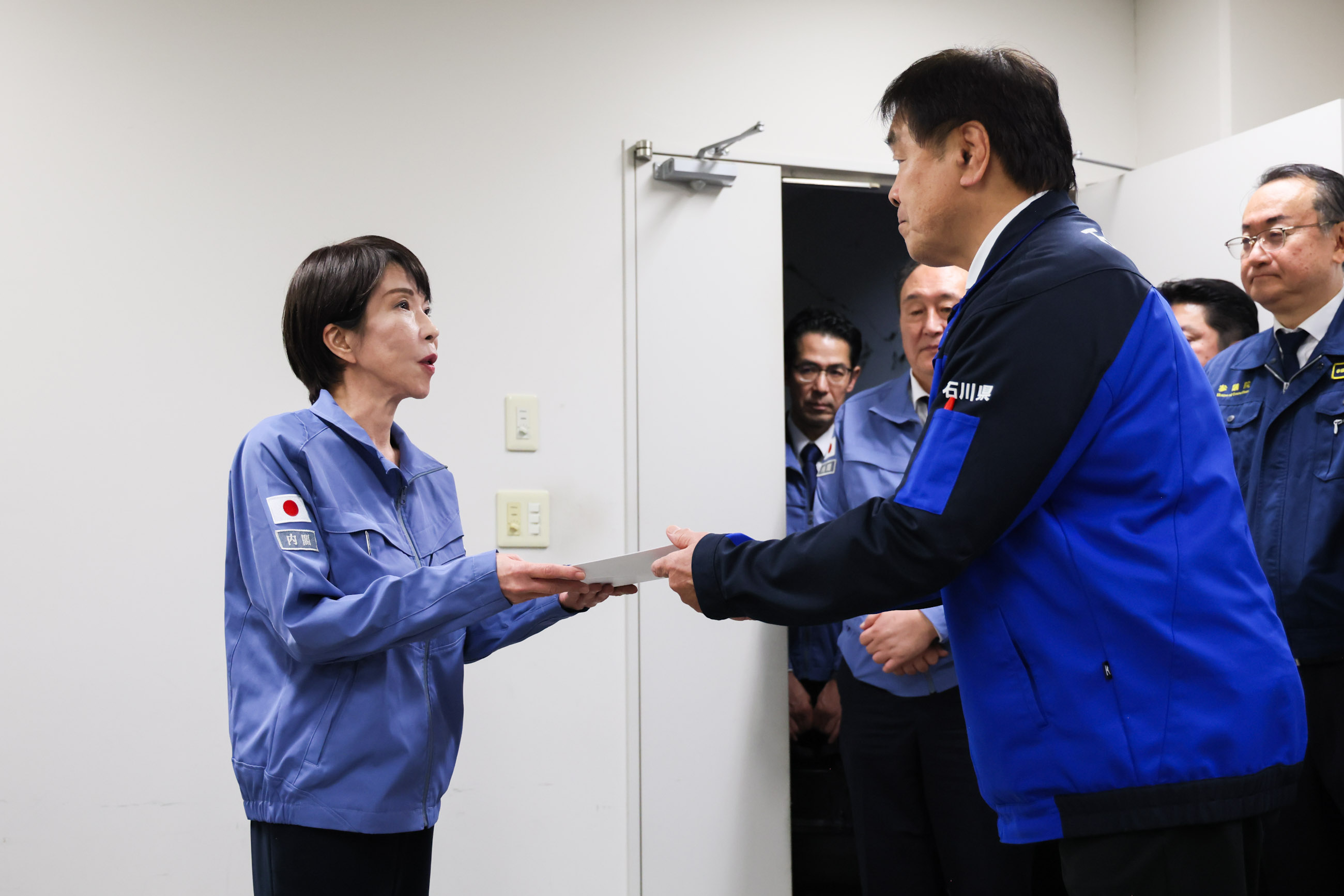 要望書を受け取る高市総理１