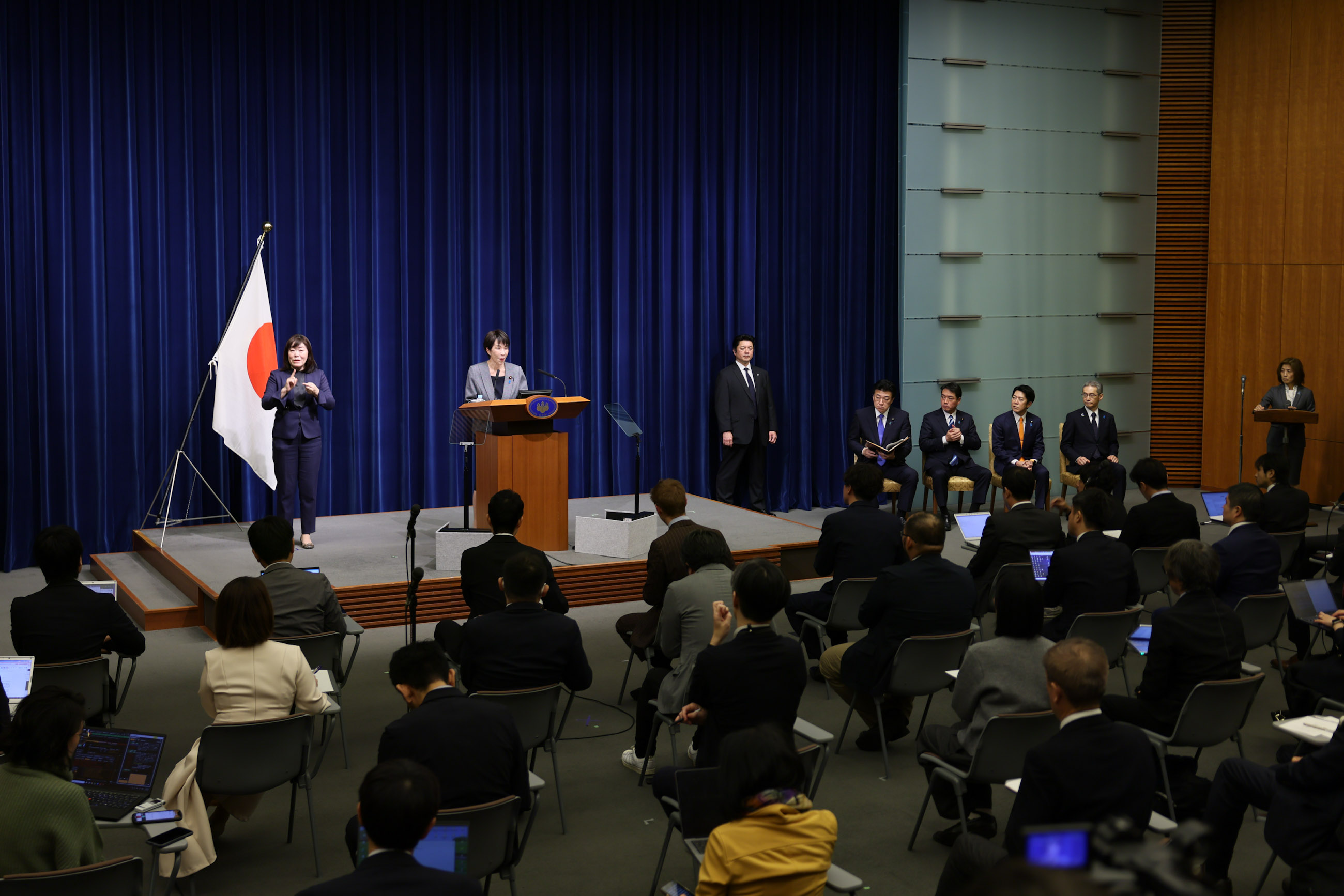 記者の質問に答える高市総理１