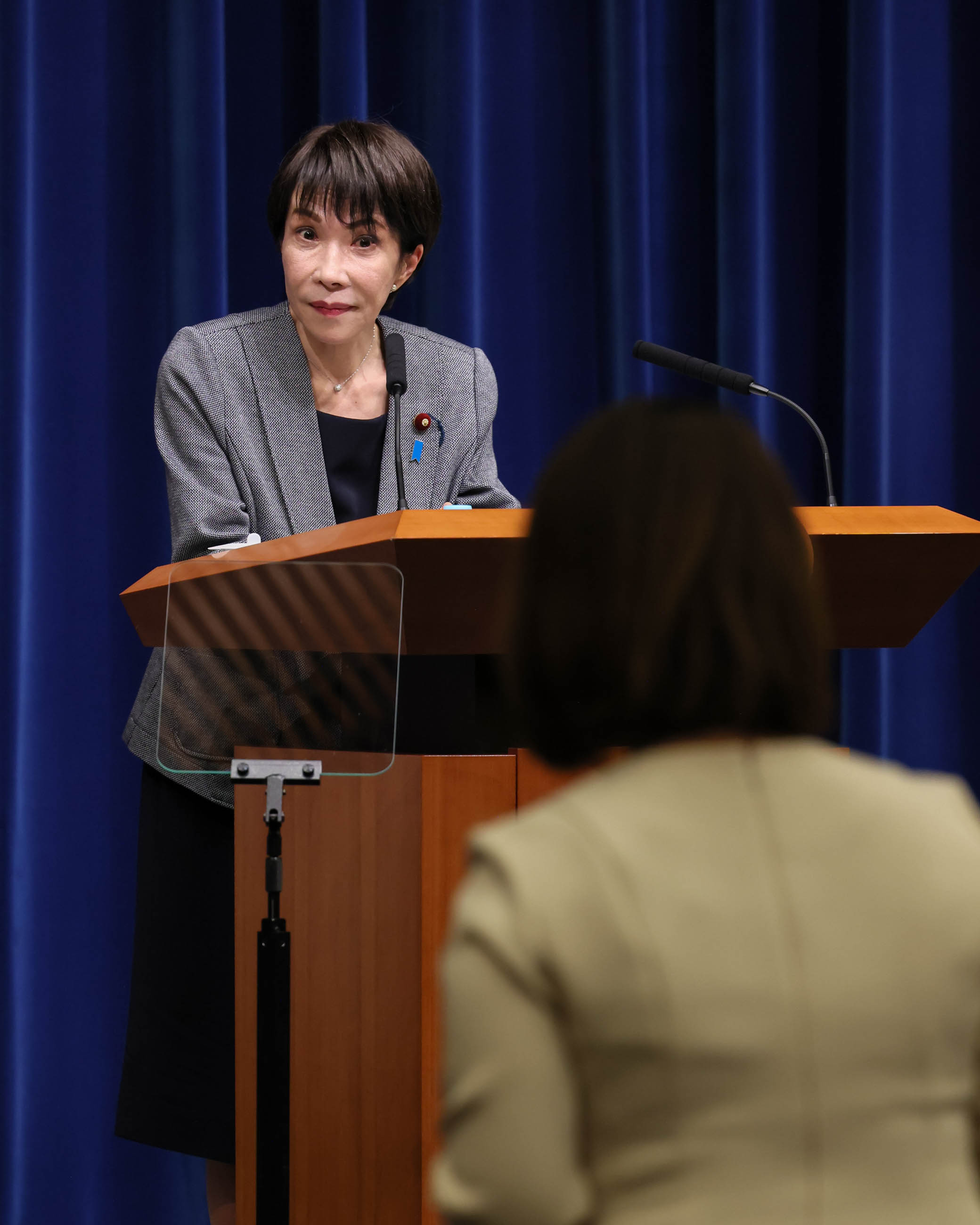 記者の質問に答える高市総理３