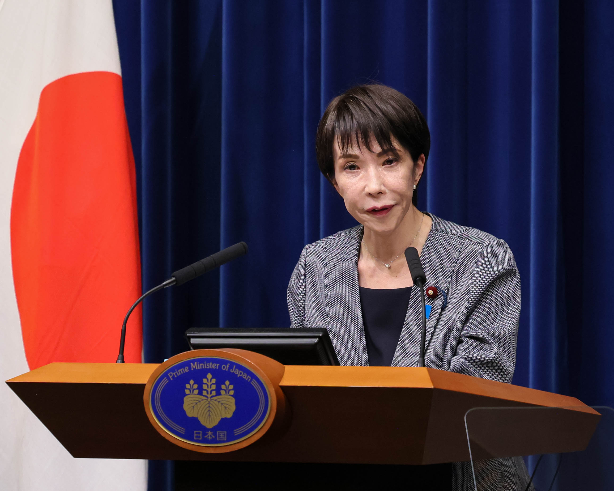 記者の質問に答える高市総理５
