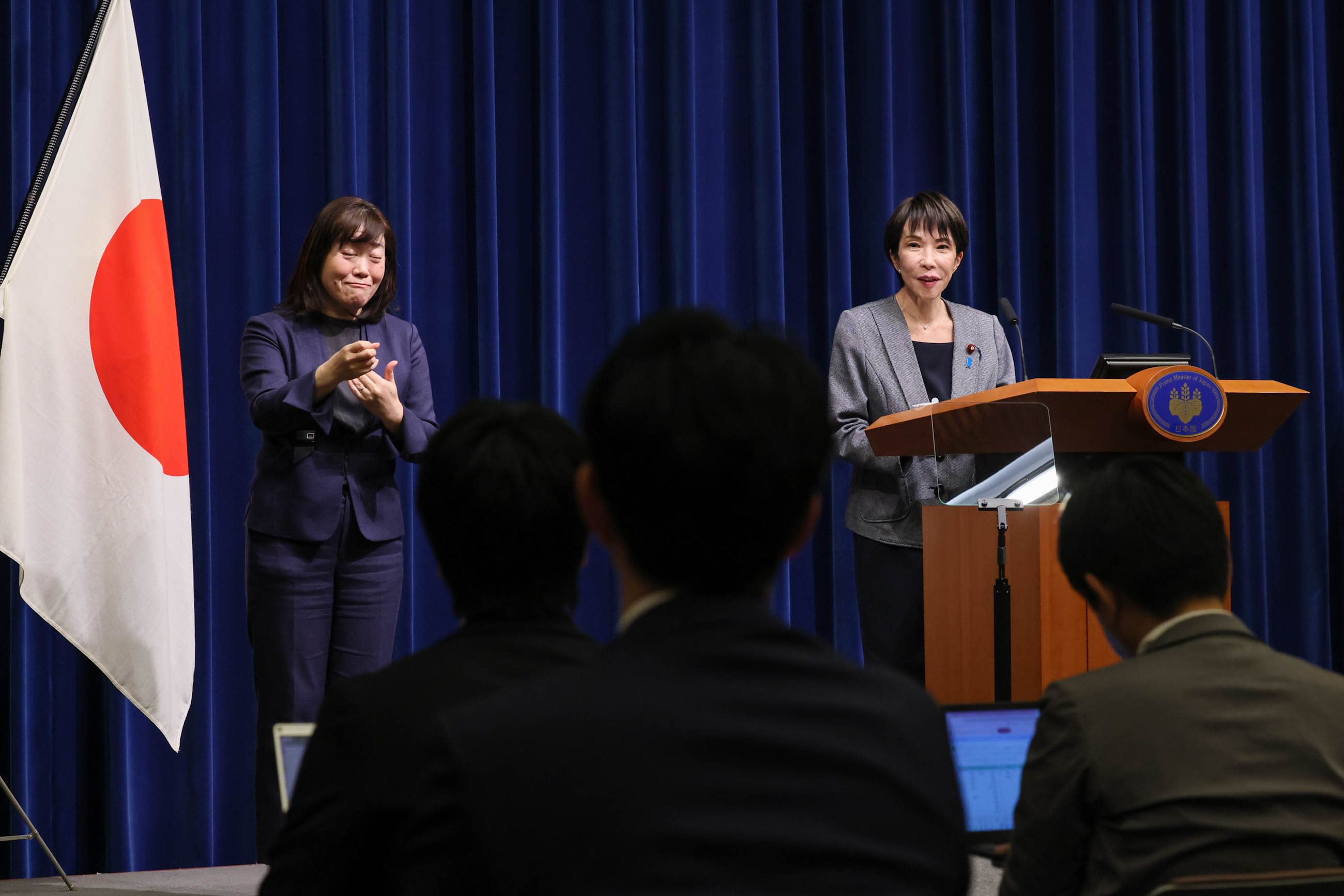 記者の質問に答える高市総理６