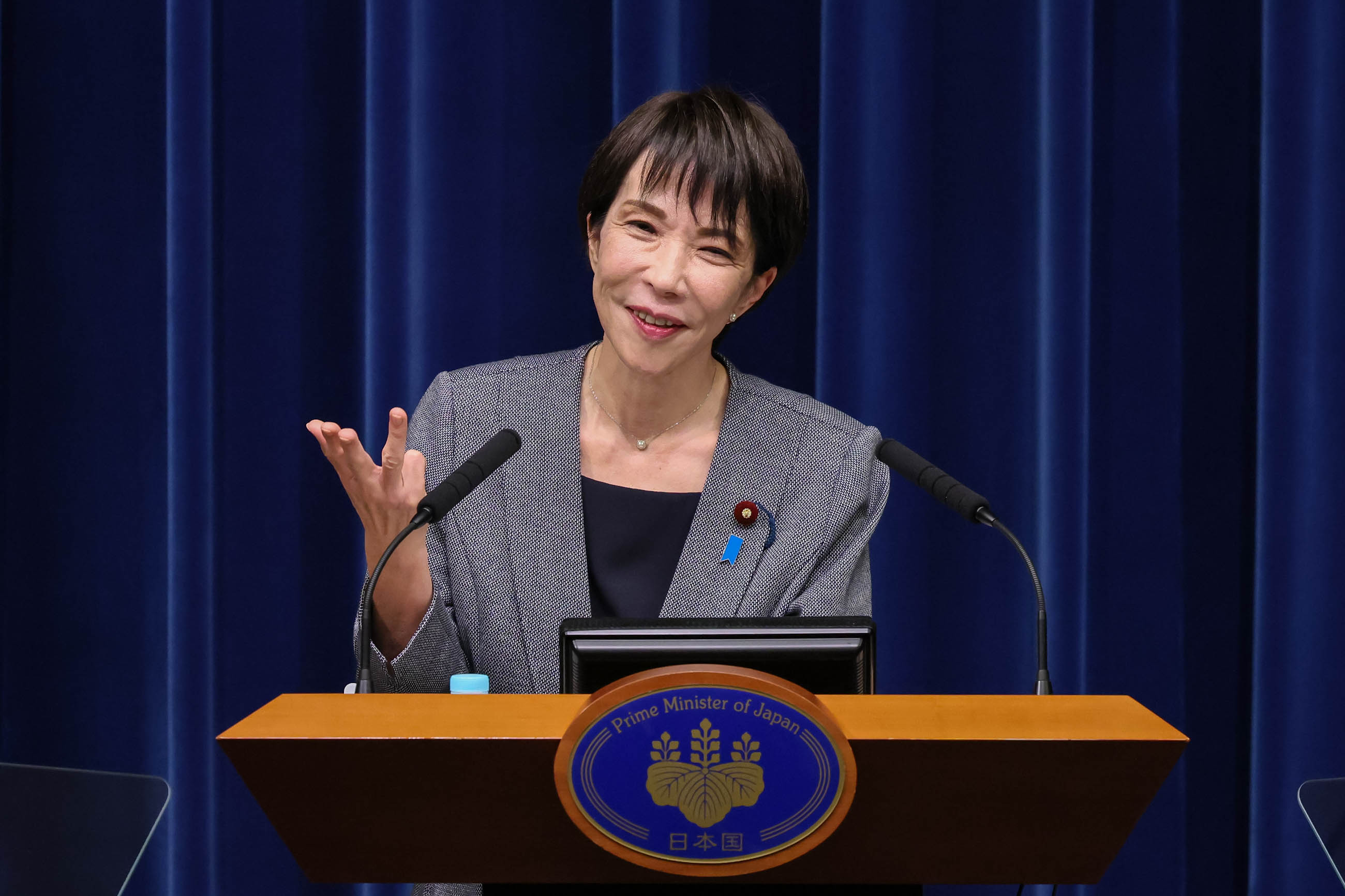 記者の質問に答える高市総理７