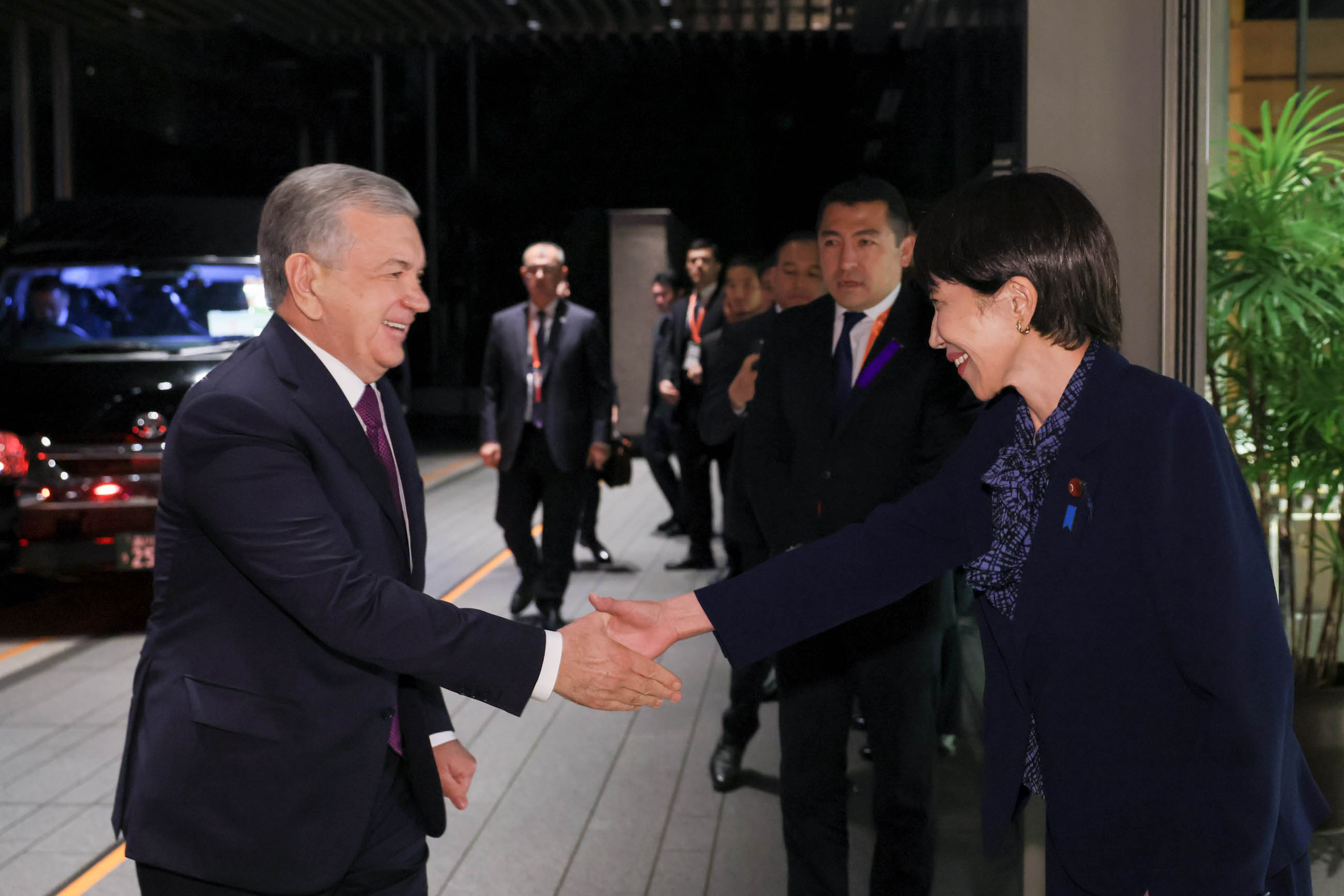 ミルジヨーエフ・ウズベキスタン共和国大統領を出迎える高市総理
