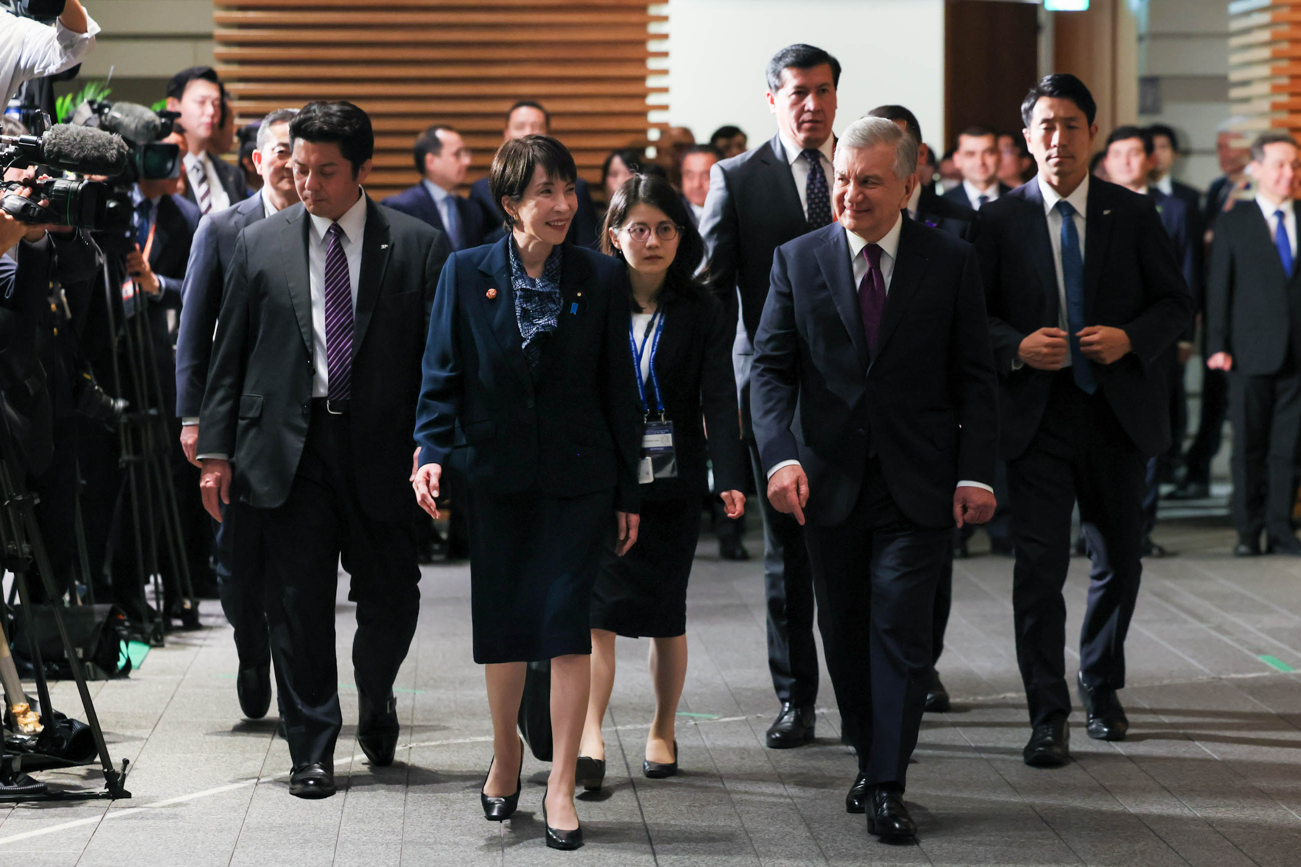 首脳会談に臨む両首脳