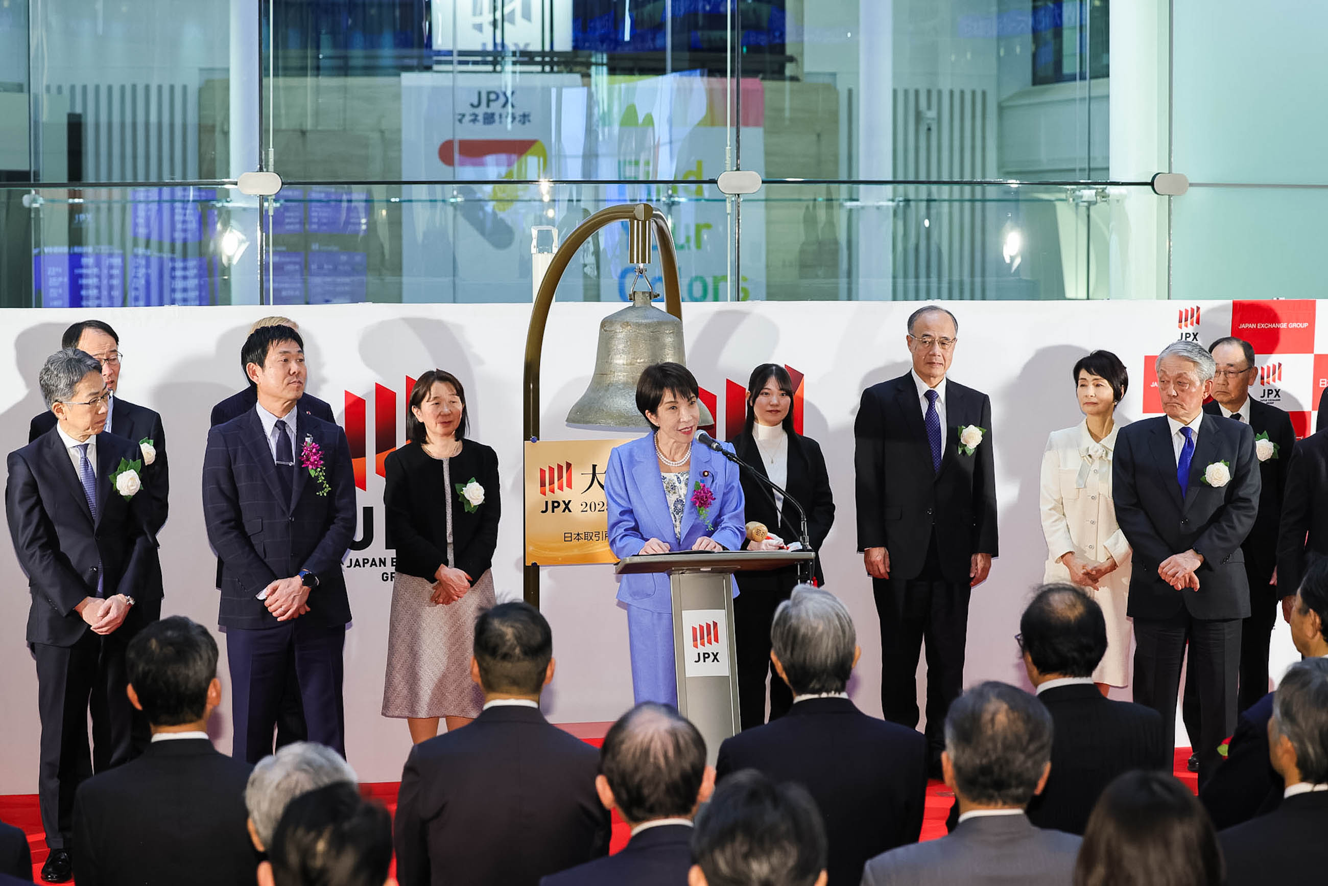 挨拶する高市総理３