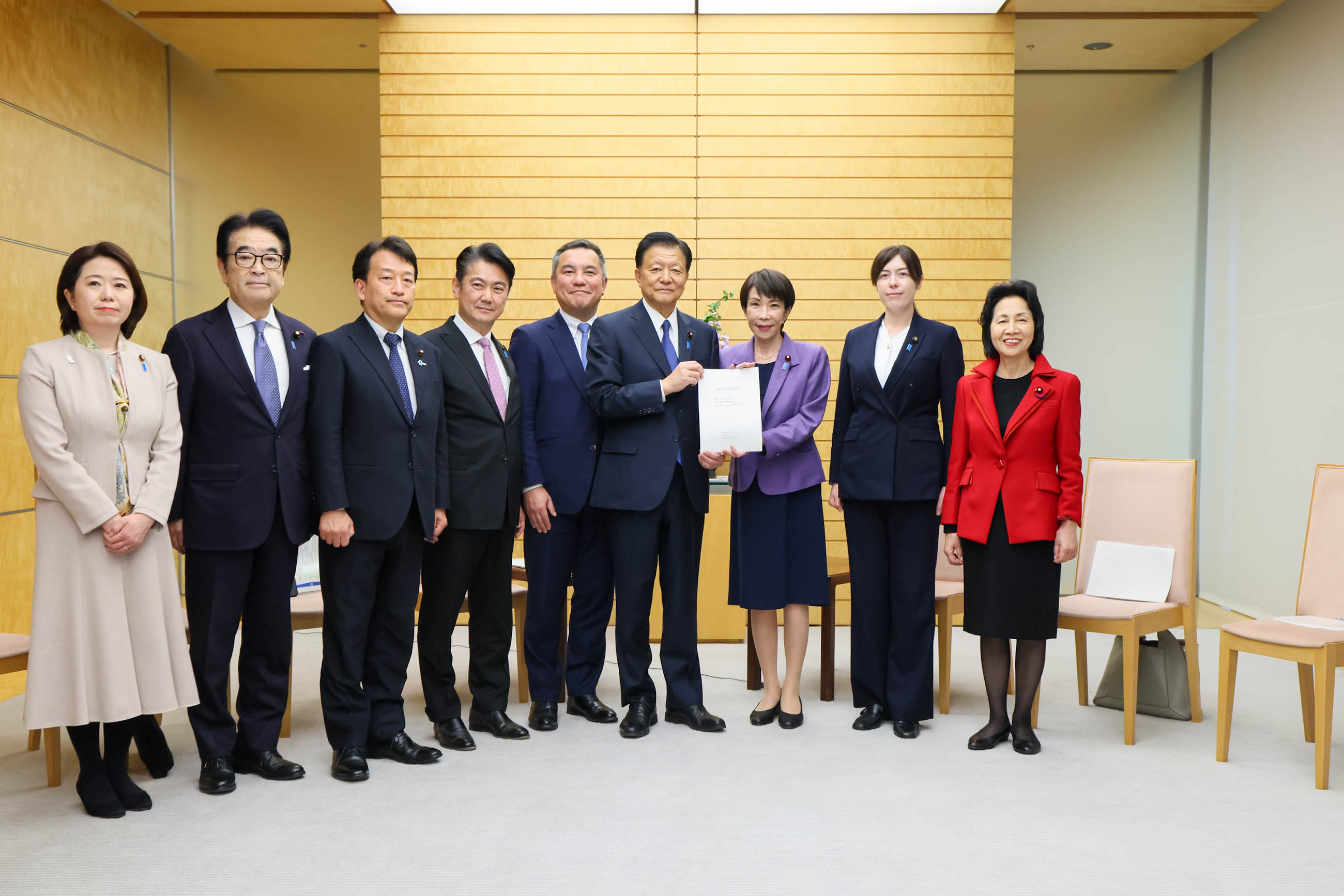 提言を受け取る高市総理１