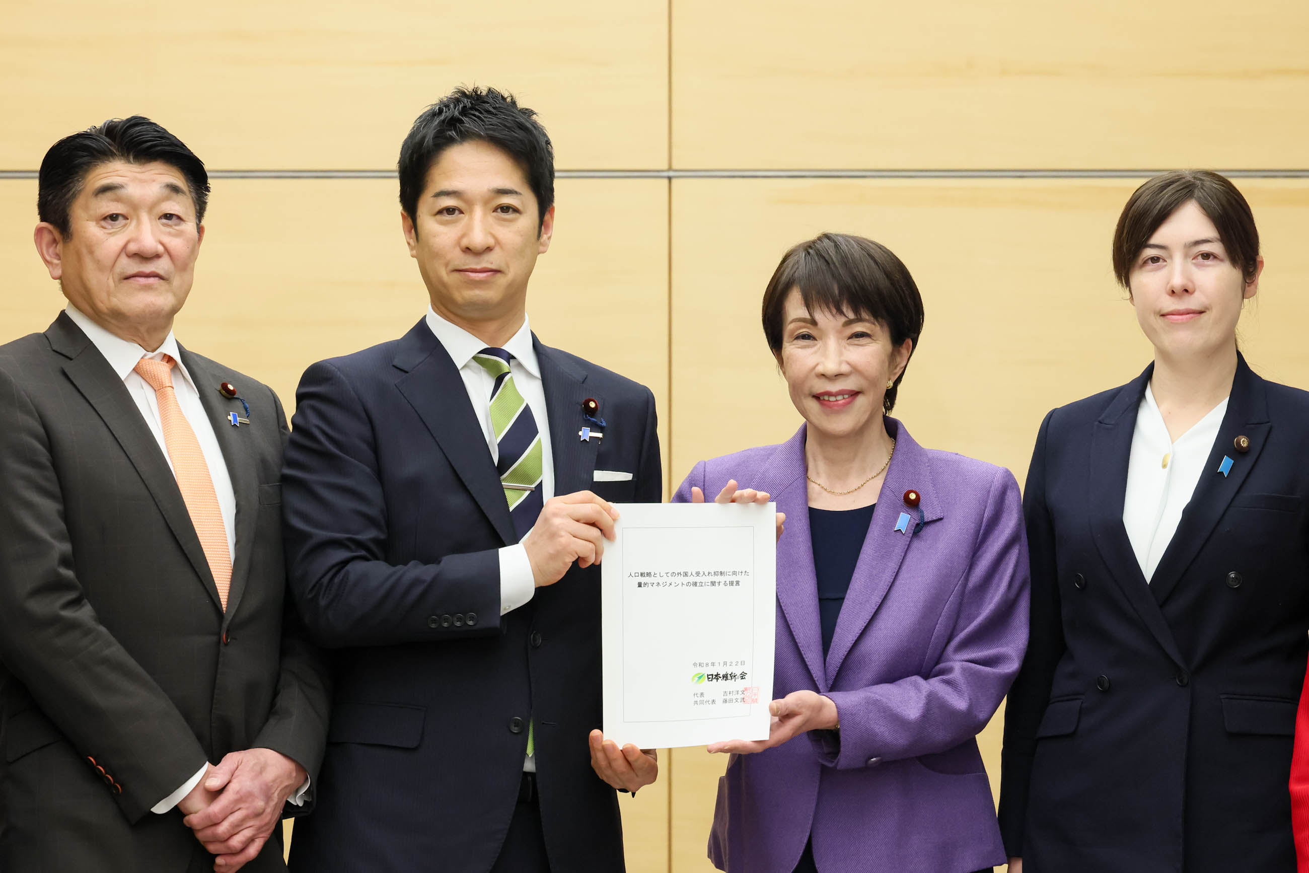 提言を受け取る高市総理２