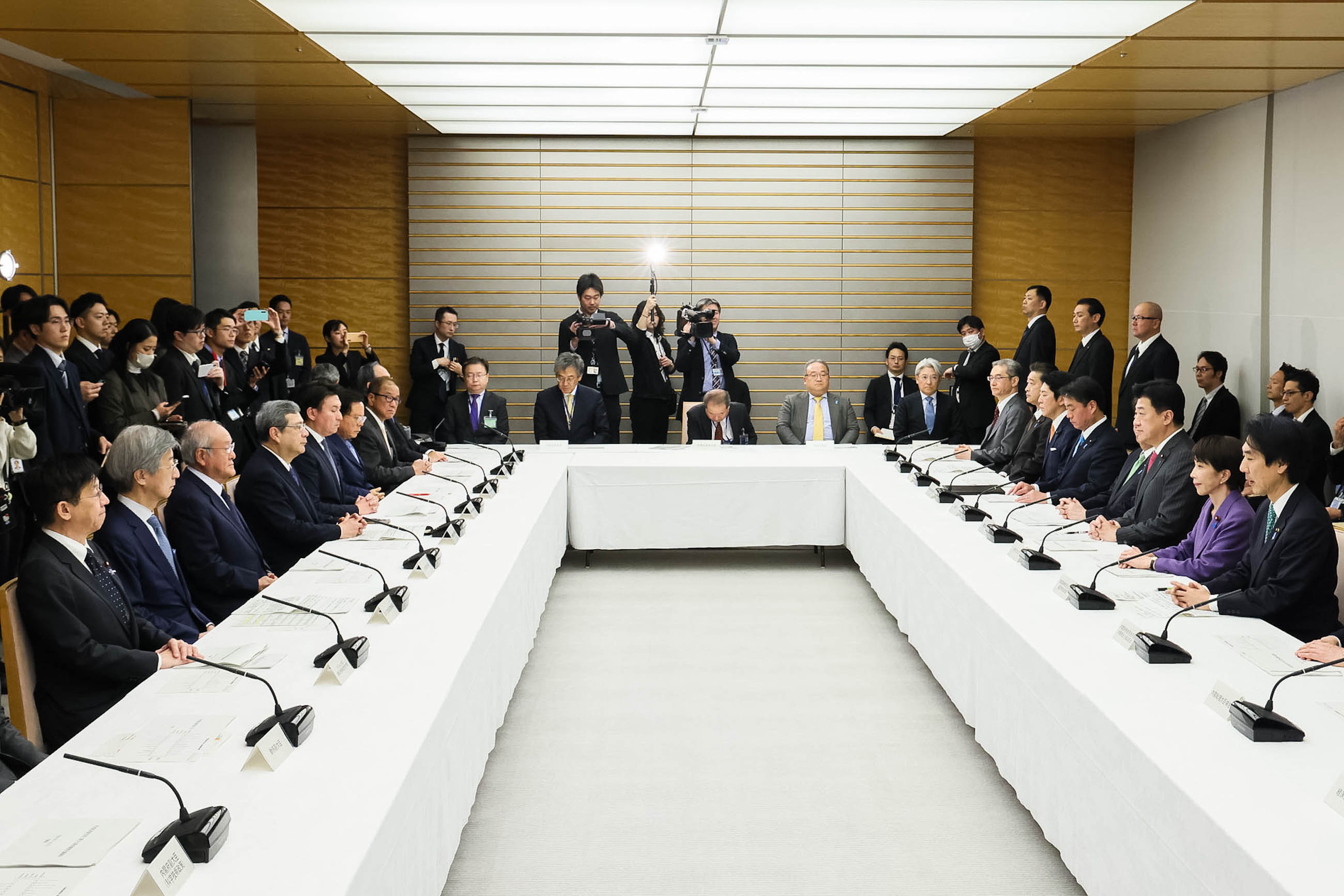 会議に臨む高市総理２