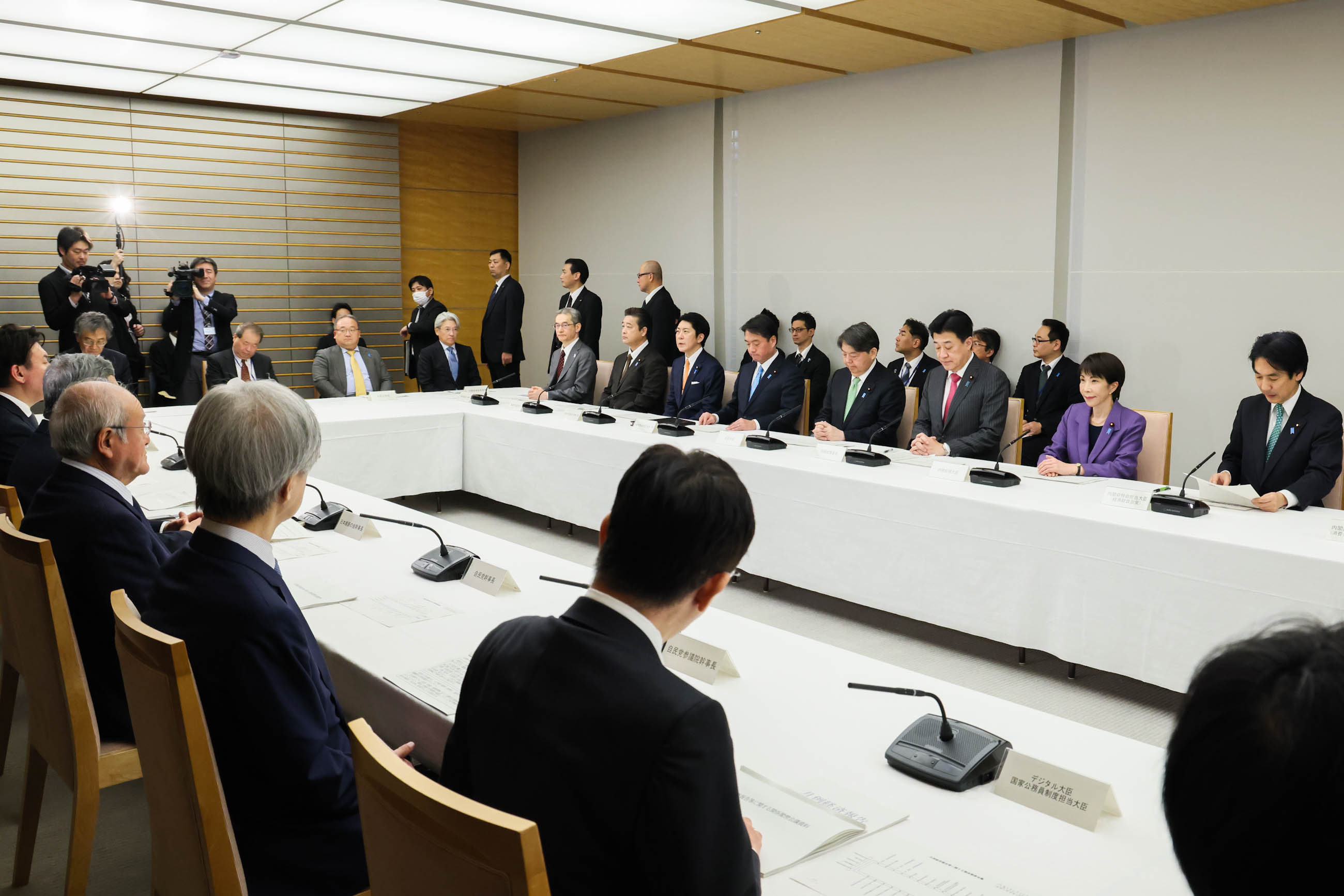 会議に臨む高市総理３