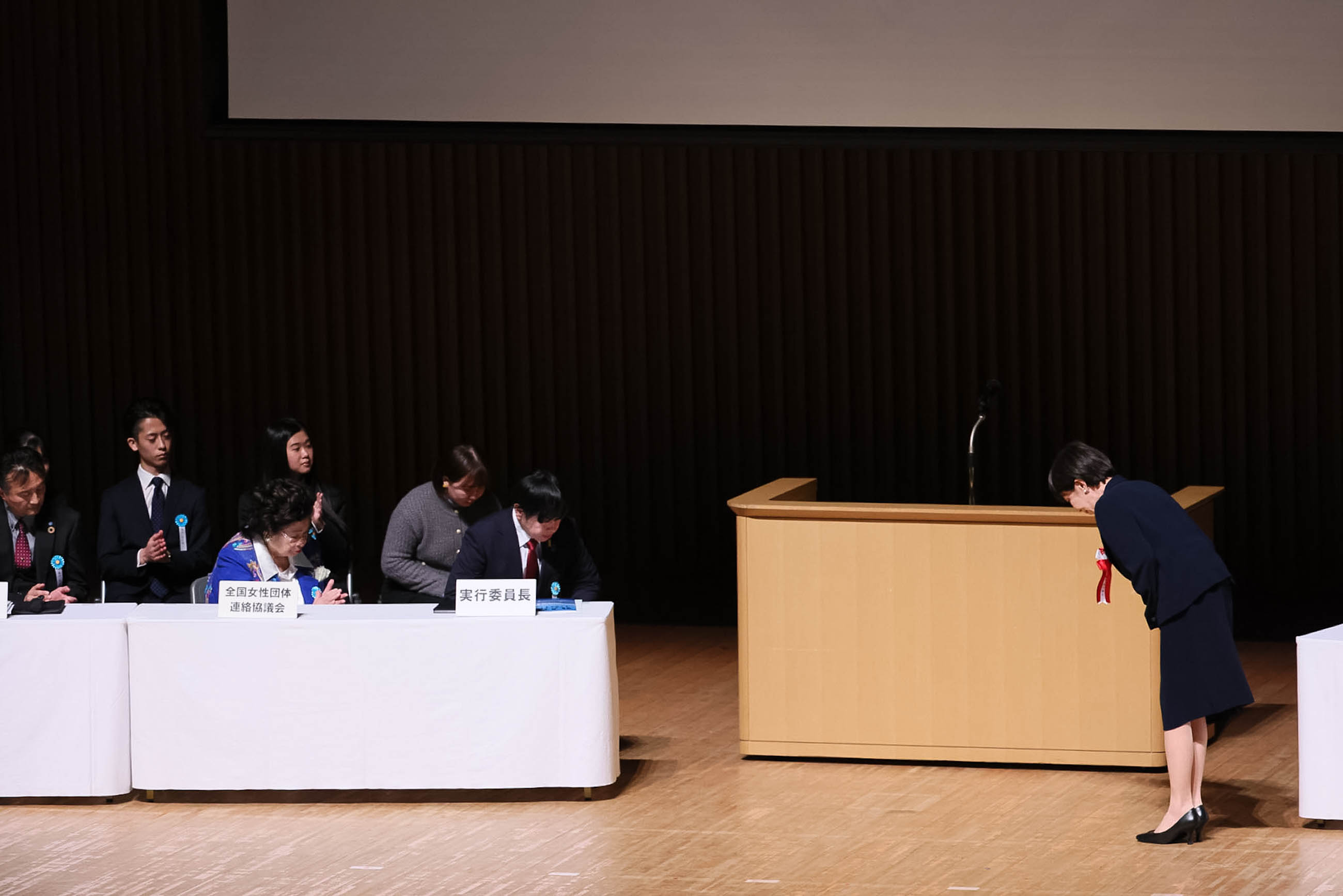 挨拶する高市総理３