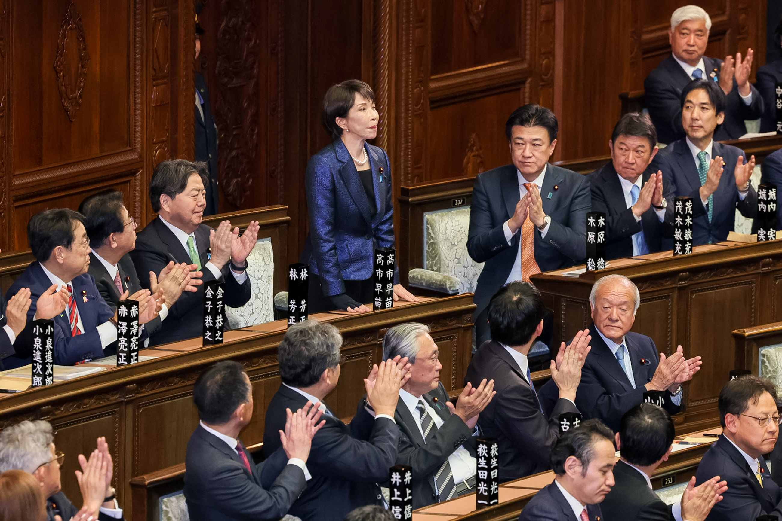 総理大臣の指名を受ける高市議員３