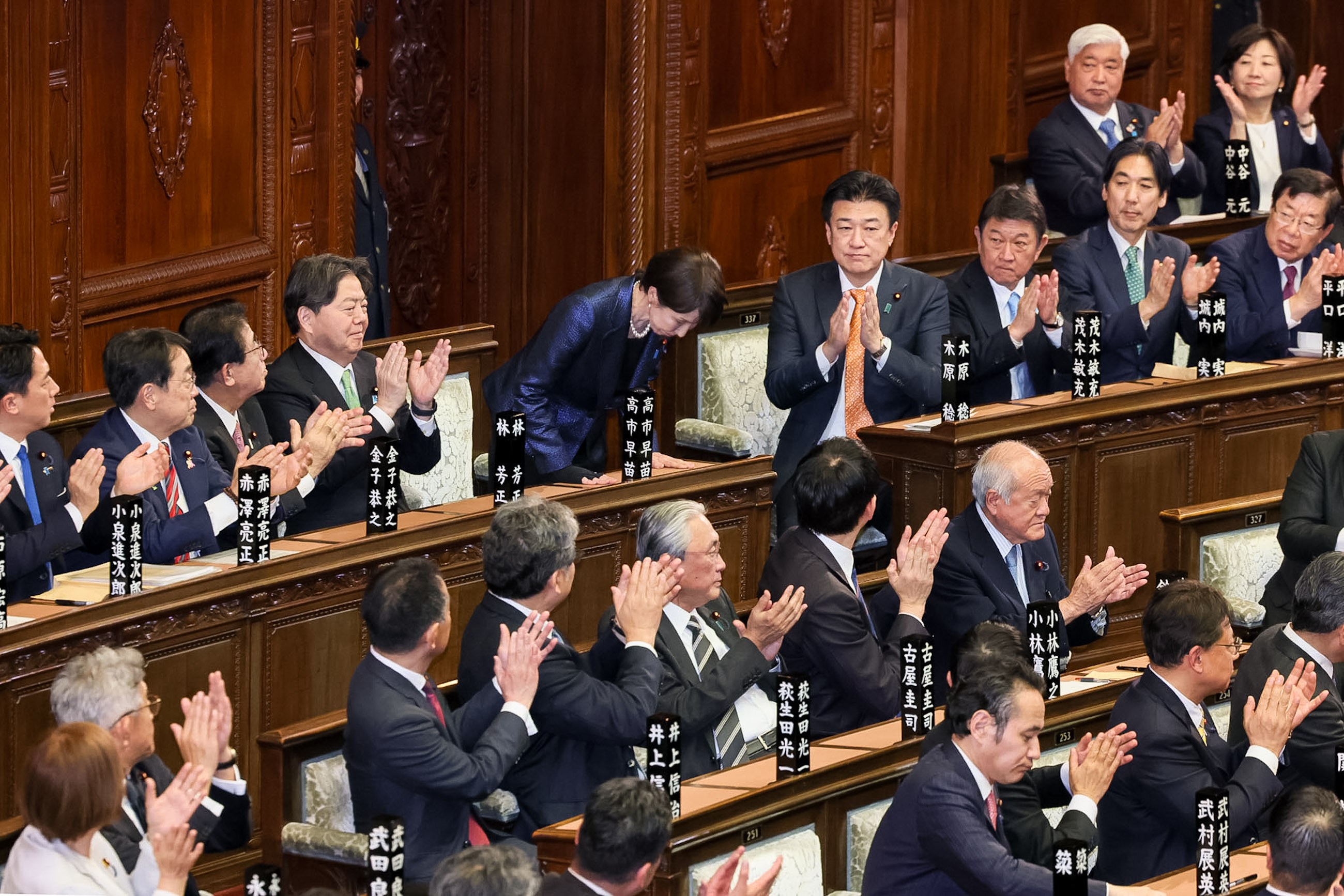 総理大臣の指名を受ける高市議員４