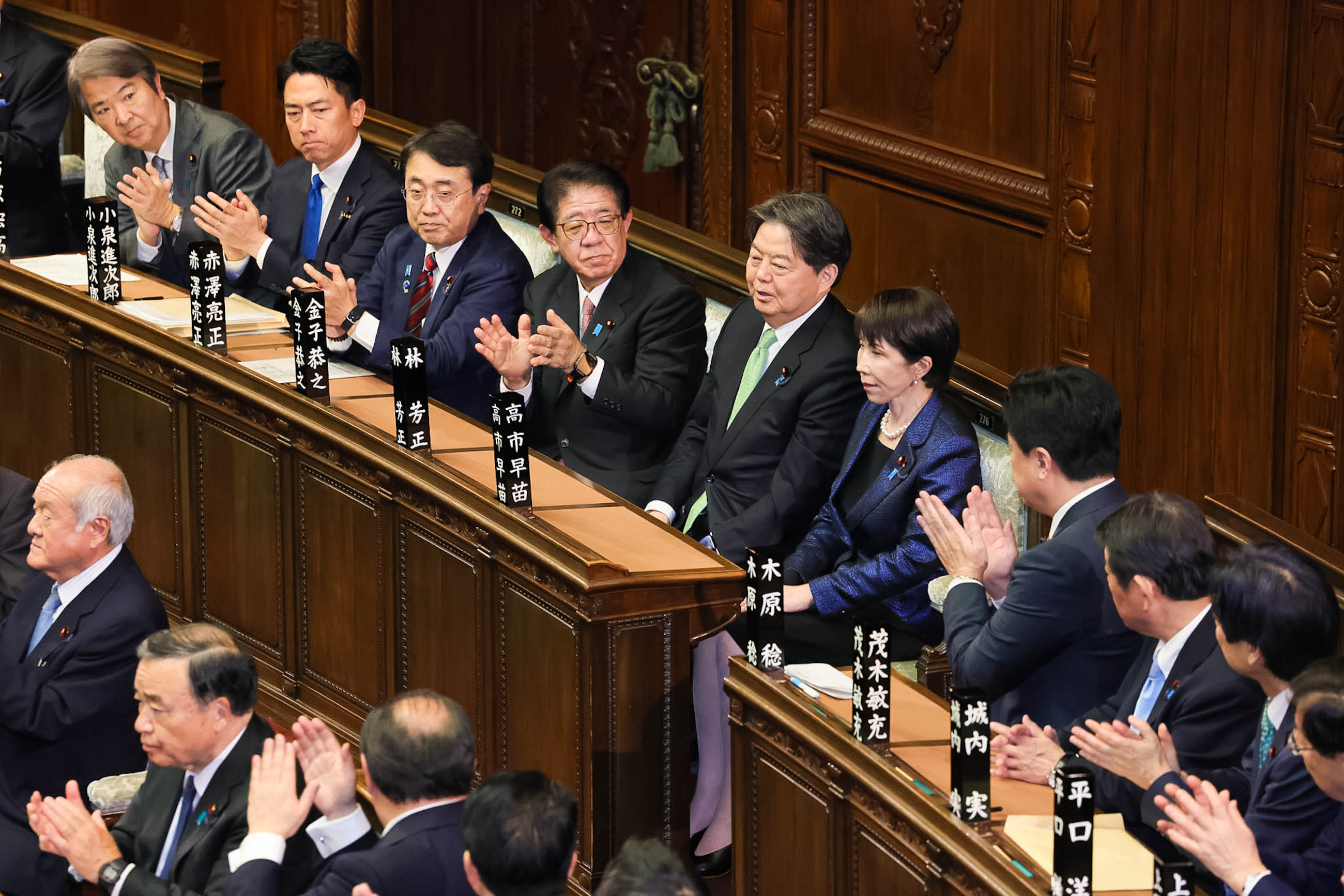 総理大臣の指名を受ける高市議員２