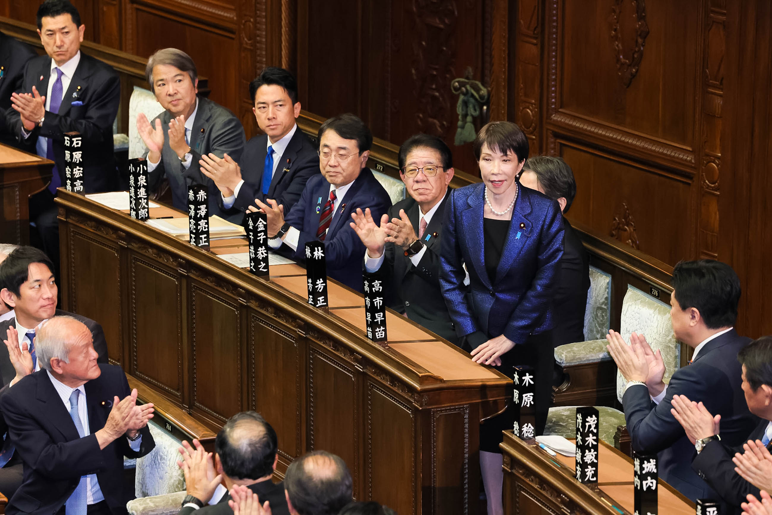 総理大臣の指名を受ける高市議員５