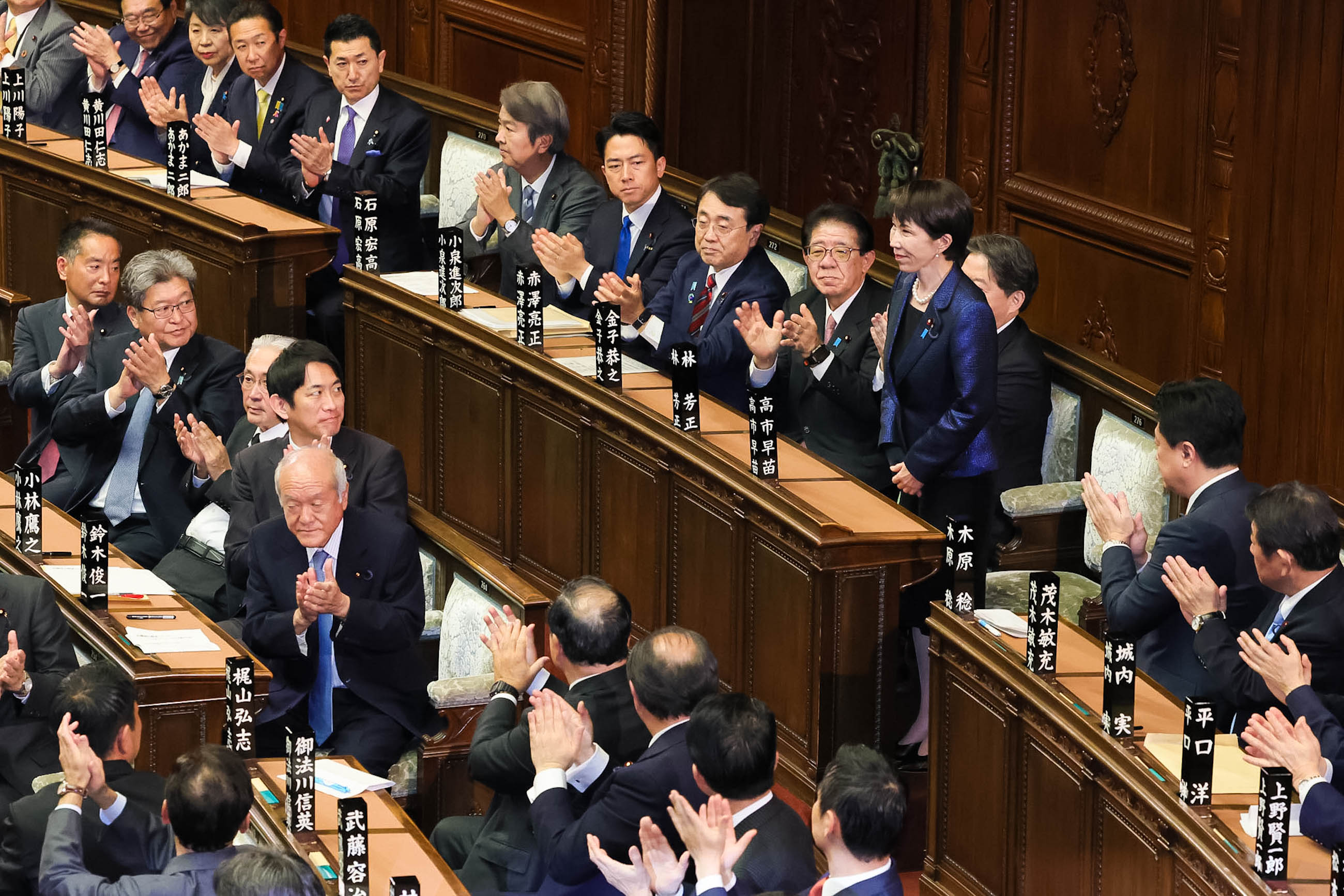 総理大臣の指名を受ける高市議員１
