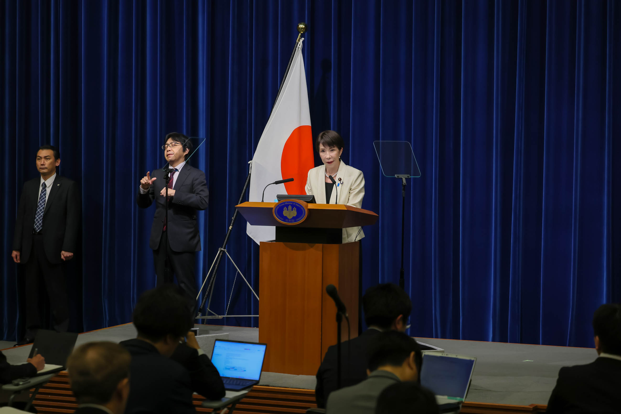 会見する高市総理１０