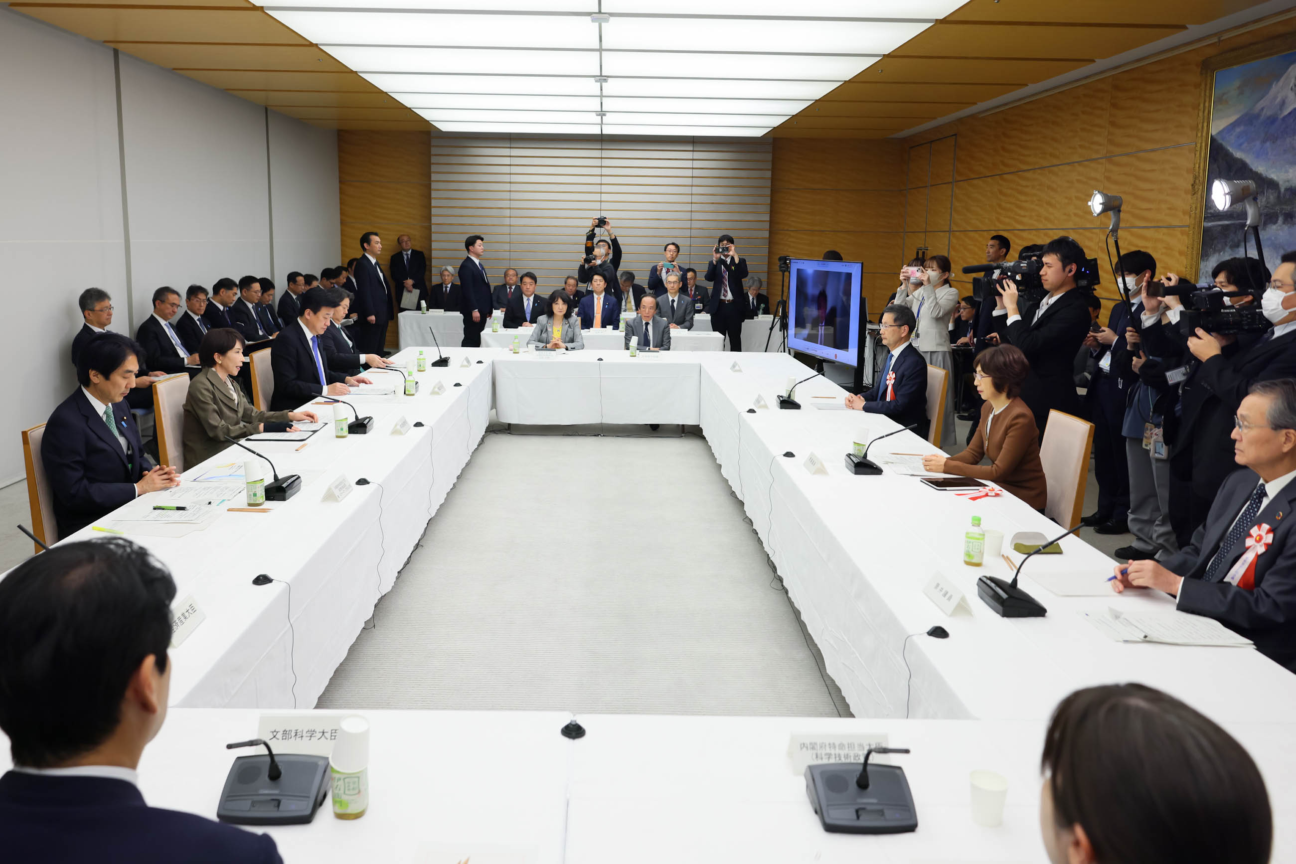 会議のまとめを行う高市総理３