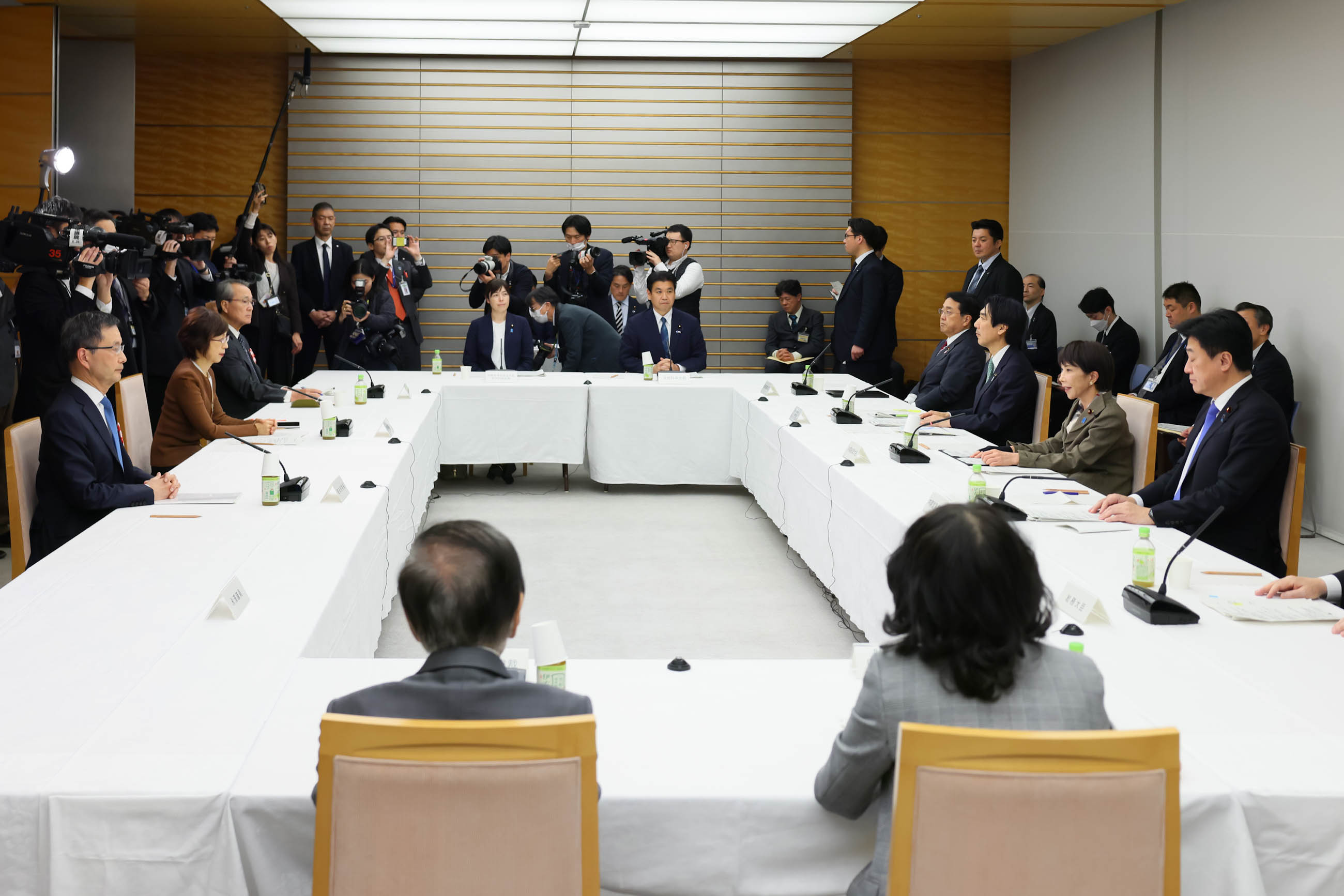 会議のまとめを行う高市総理４