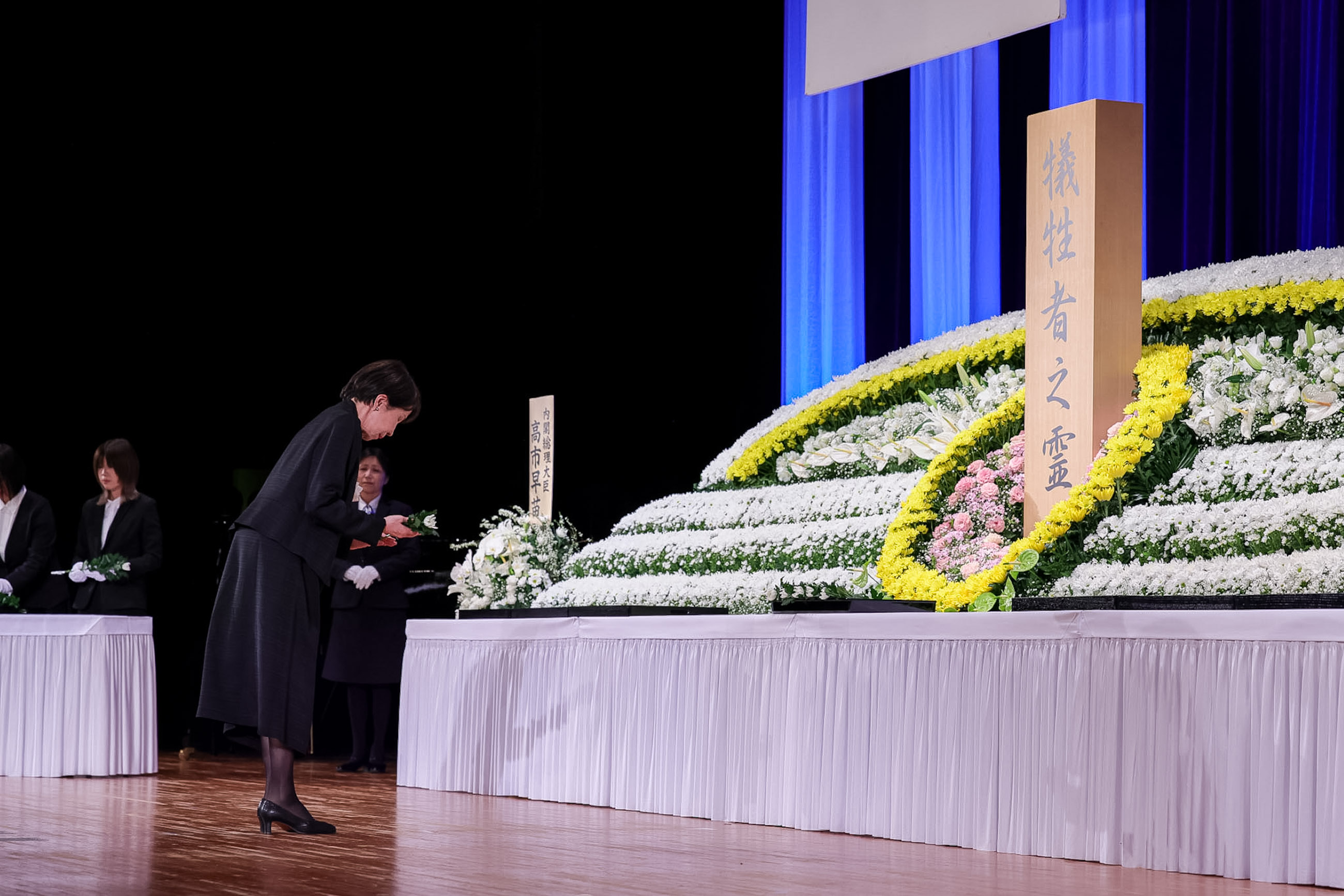 献花する高市総理２