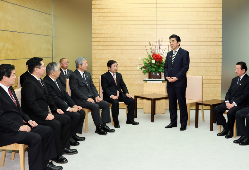 挨拶する安倍総理