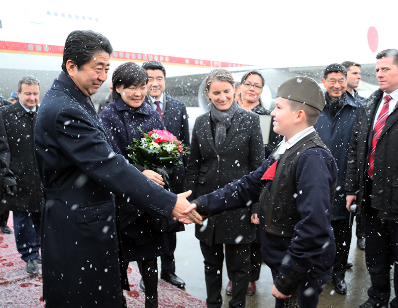 セルビアに到着した安倍総理２