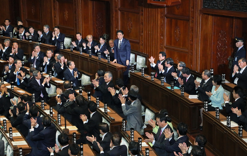 総理大臣の指名を受ける安倍議員２