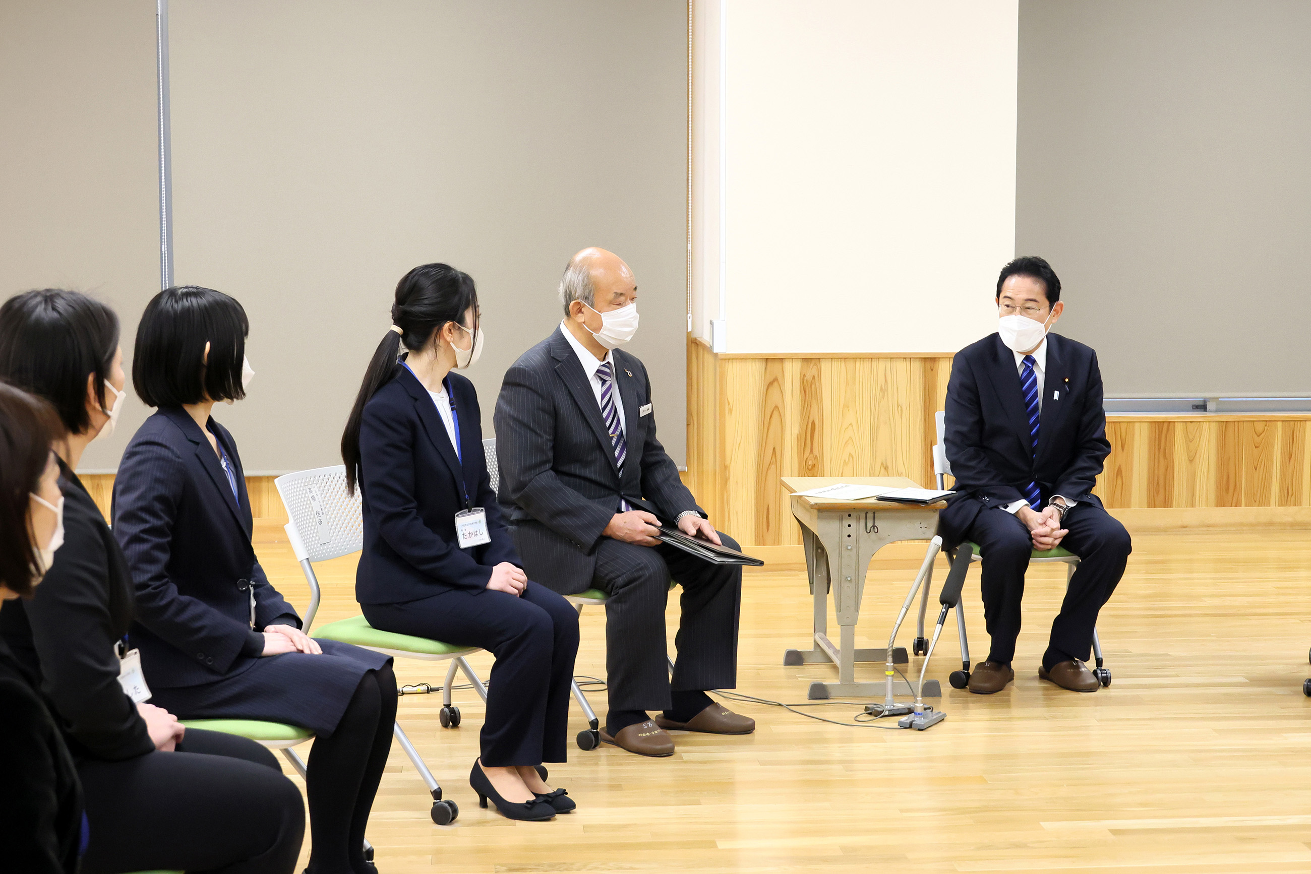 車座対話で話を聞く岸田総理２