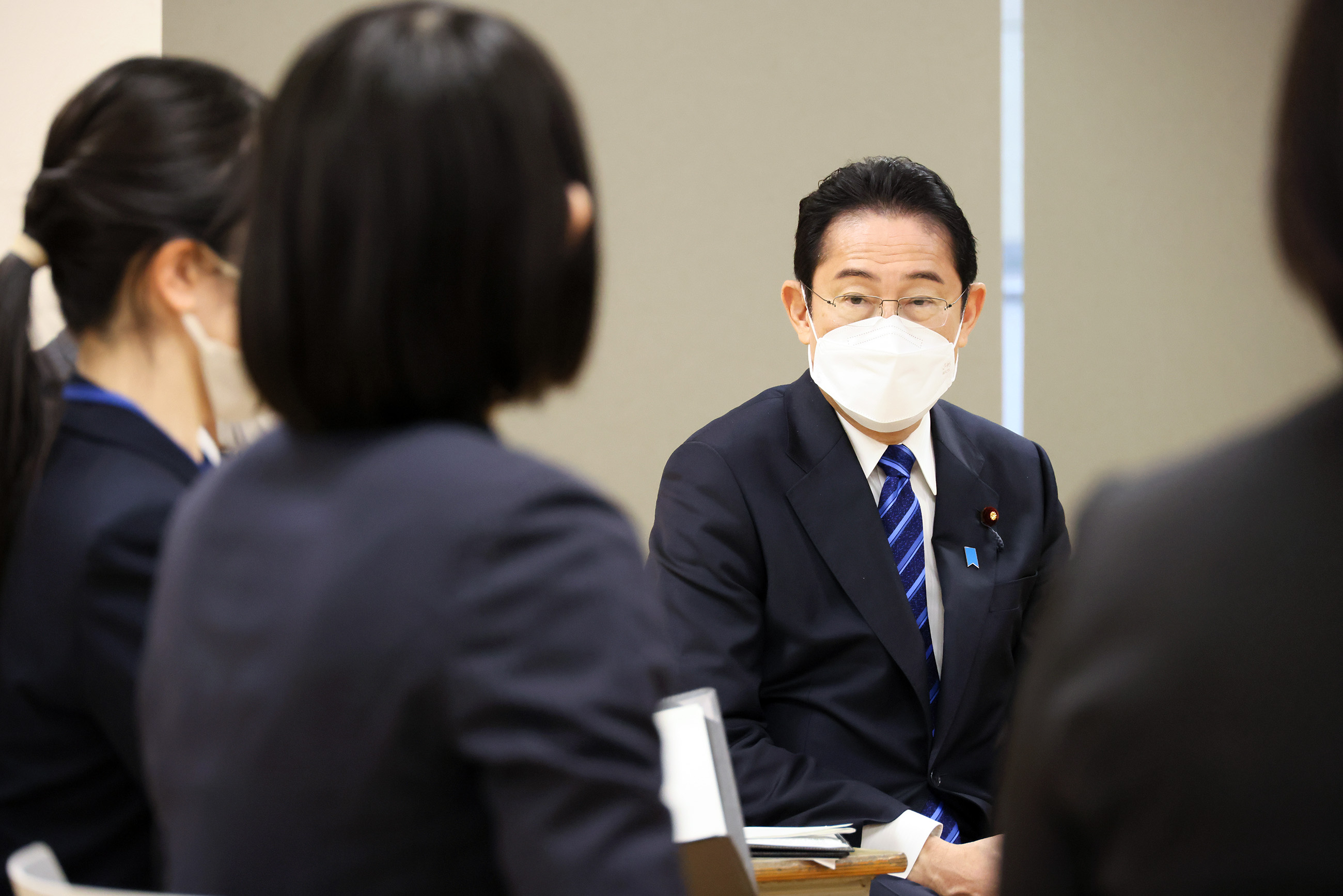 車座対話で話を聞く岸田総理４