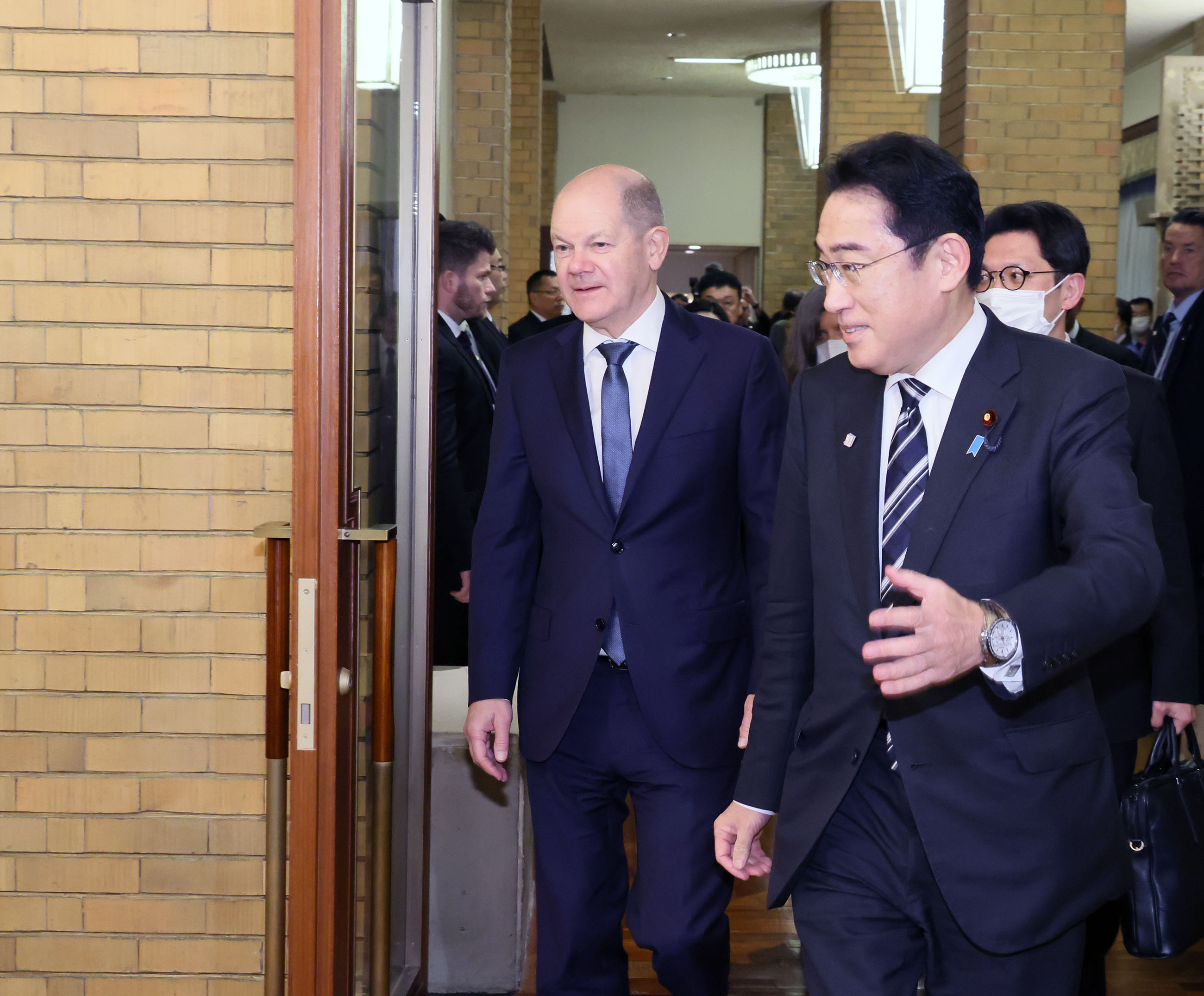 ショルツ首相を出迎える岸田総理