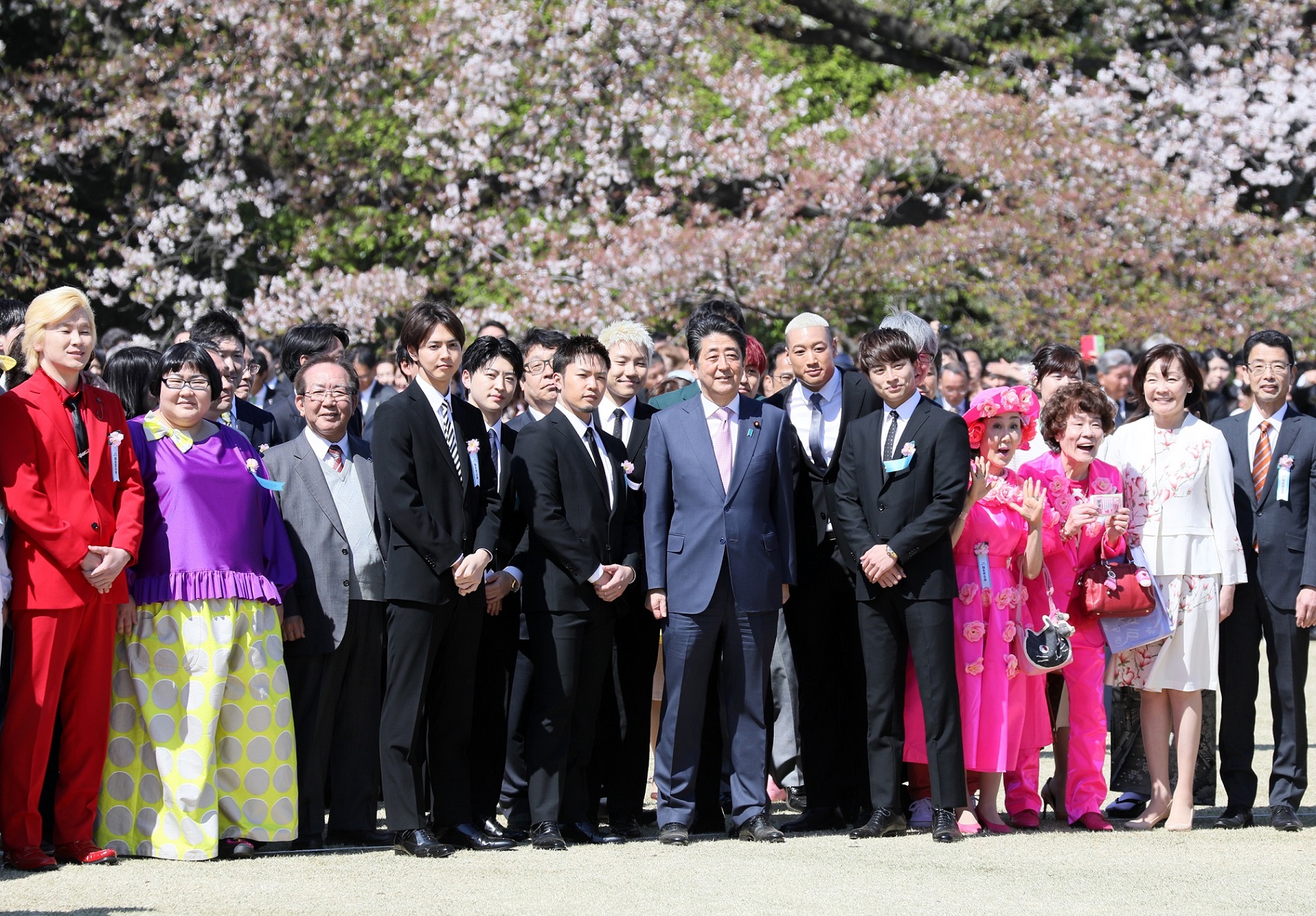 招待客と写真撮影する安倍総理２